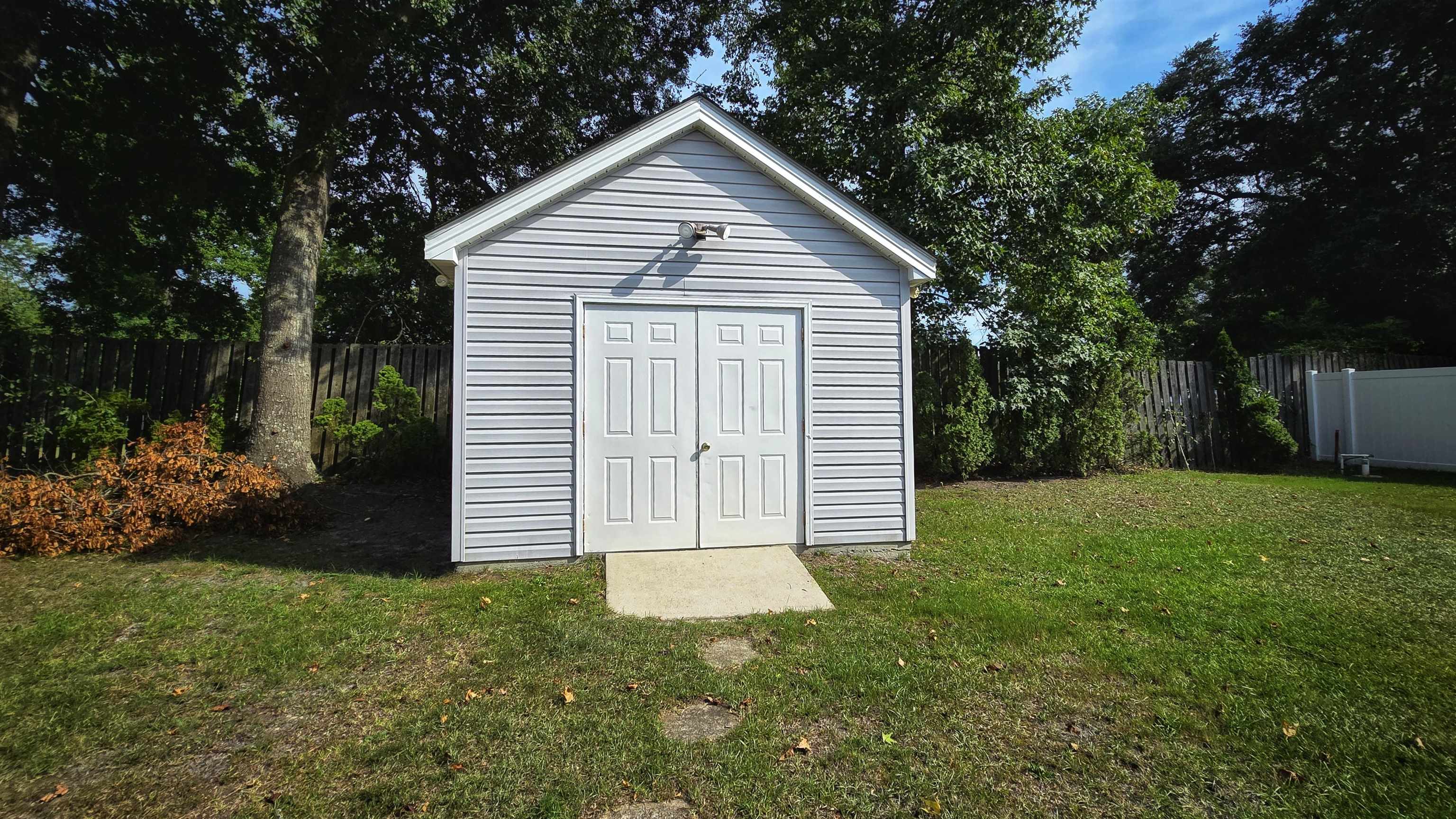 4091 Lakeshore Dr.