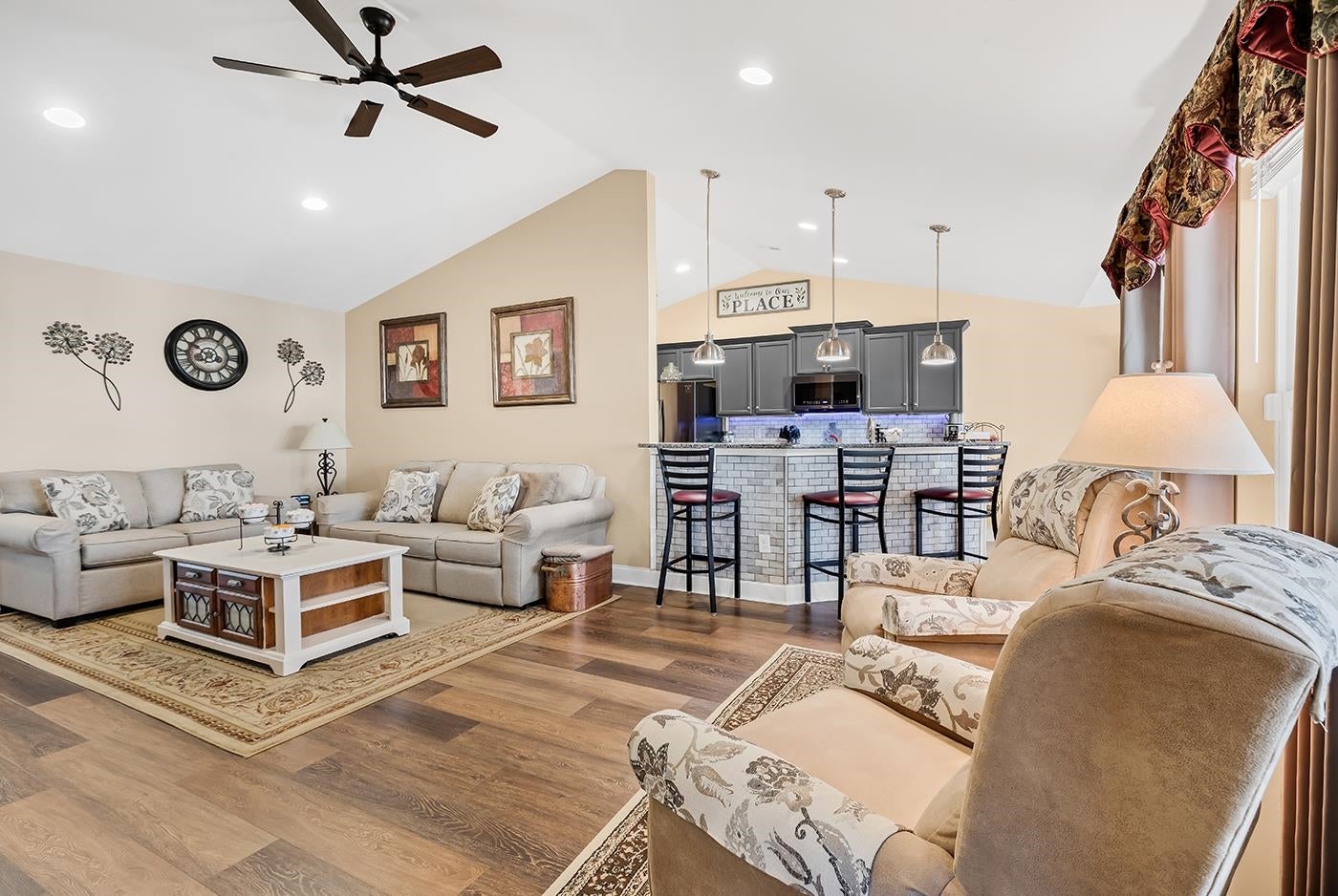 3413 Holly Loop