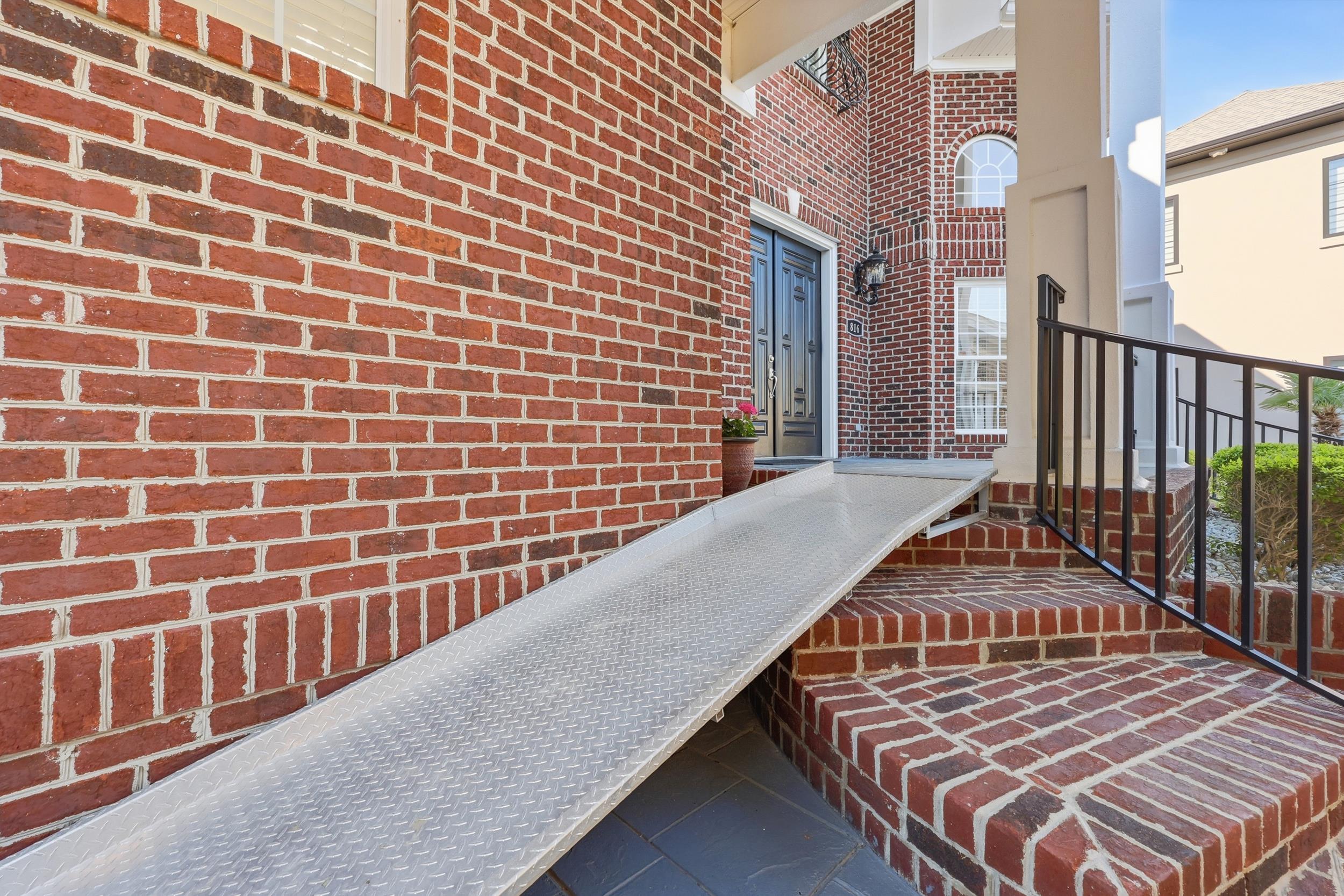 816 Waterton Ave.