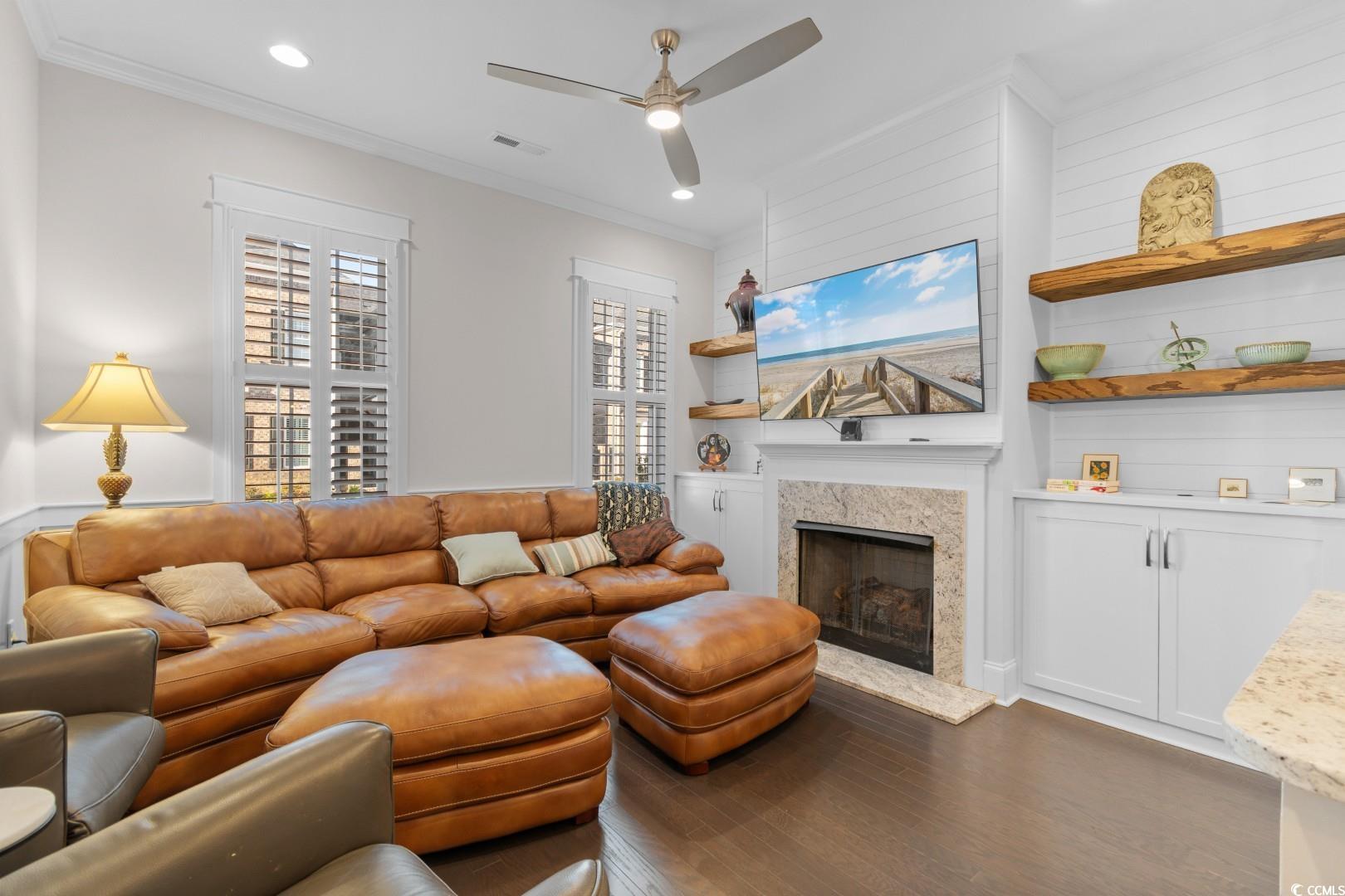 847 Iris St. A