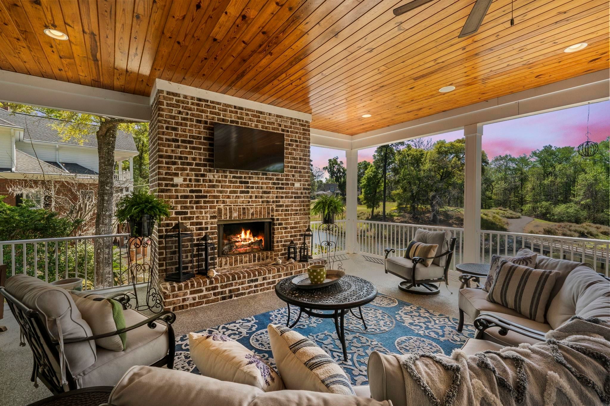 2073 Turnberry Ln.