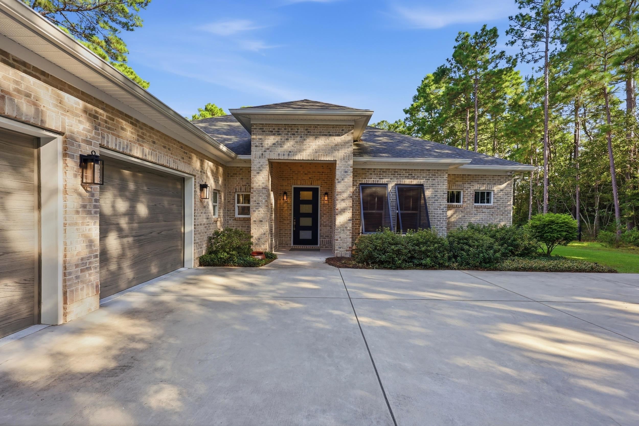 5185 Alwoodley Ln.