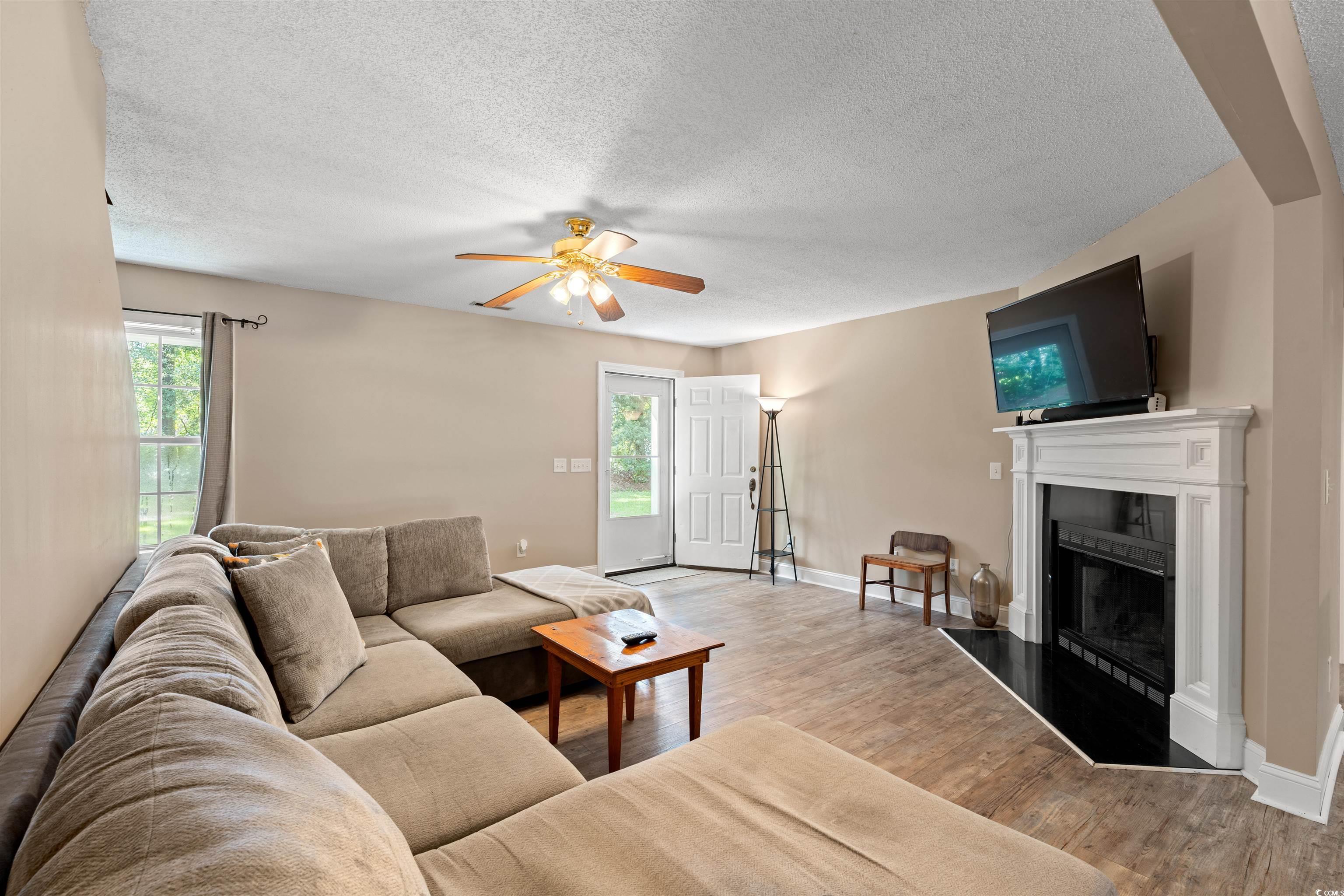 938 Fox Hollow Rd.