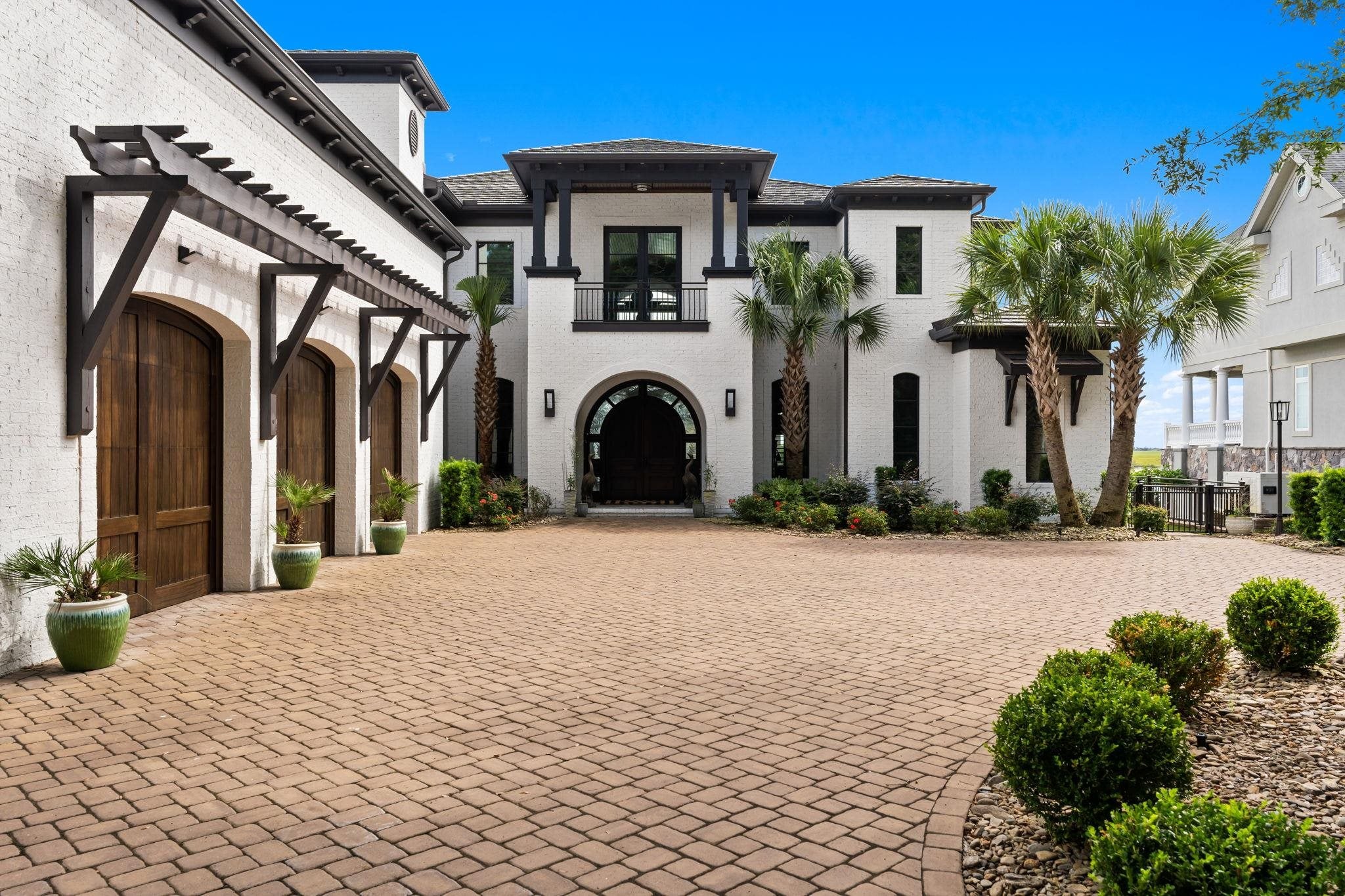 427 Shoreline Dr. W