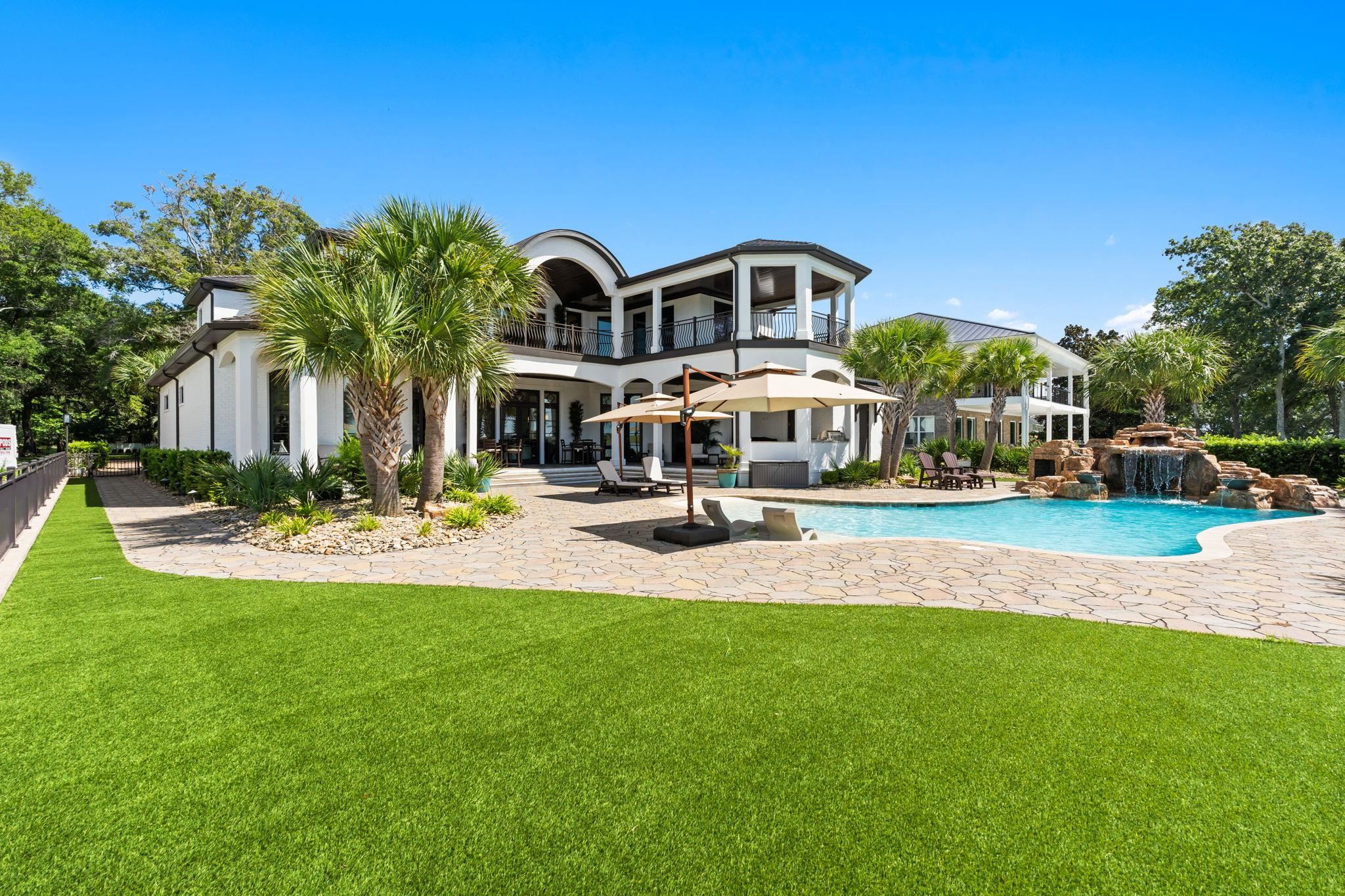 427 Shoreline Dr. W