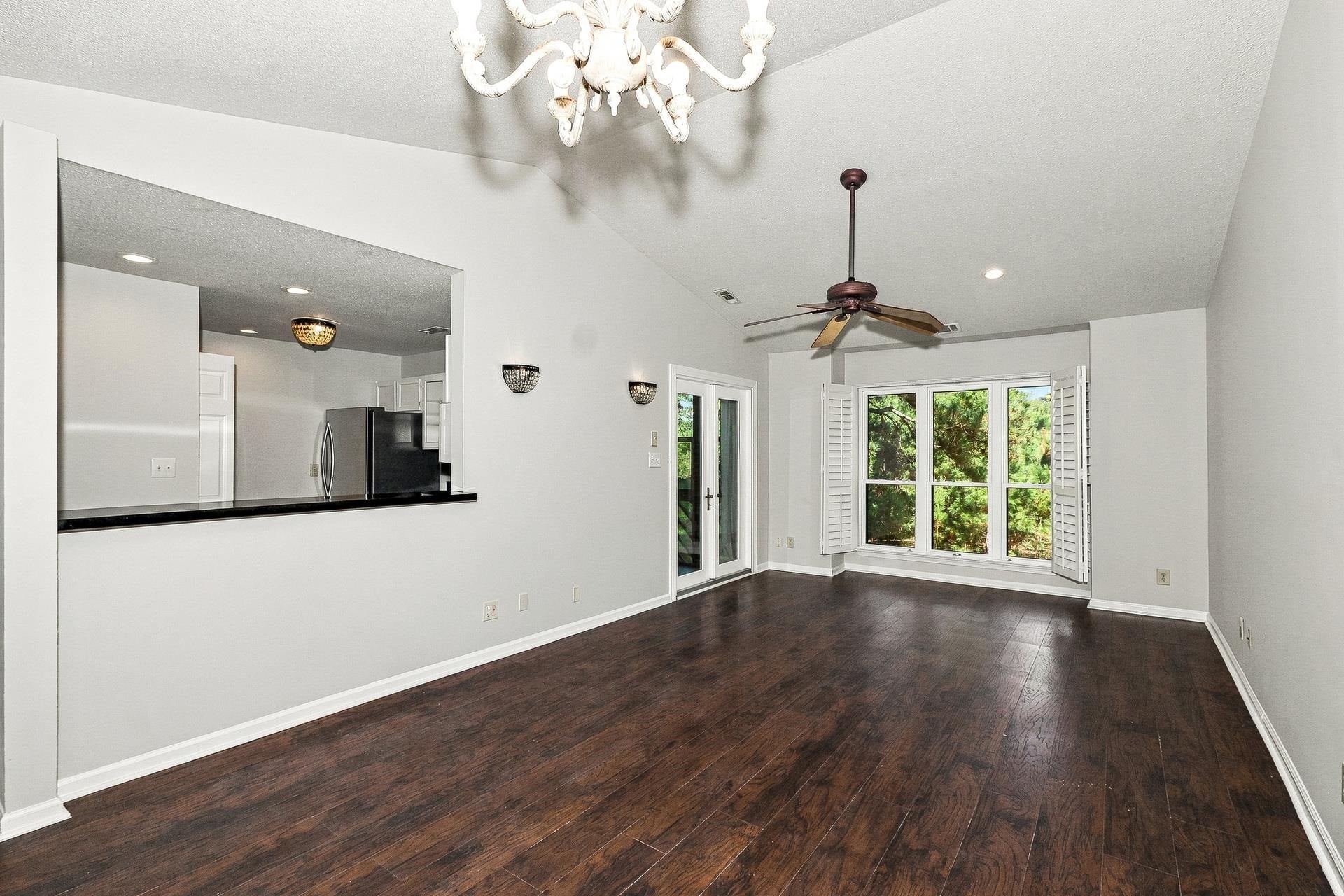 305 Indian Wells Ct. 305