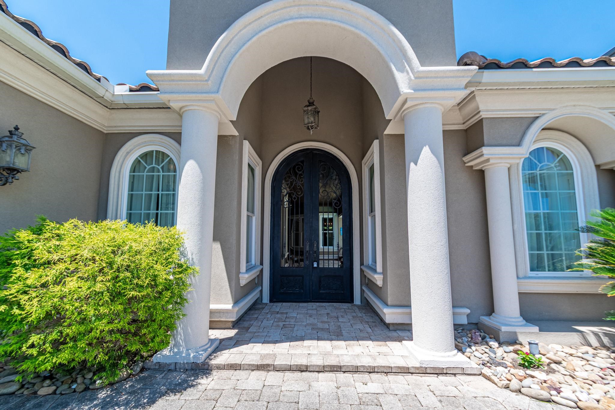 1011 Bluffview Dr.