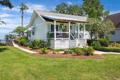 A home in Lake Waccamaw