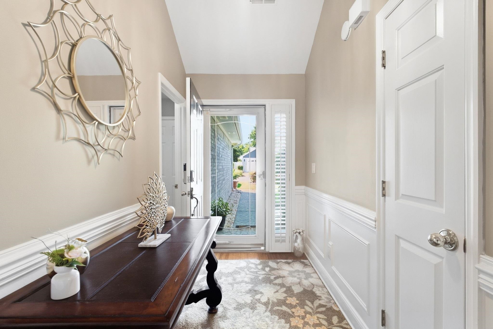 958 Courtyard Dr.