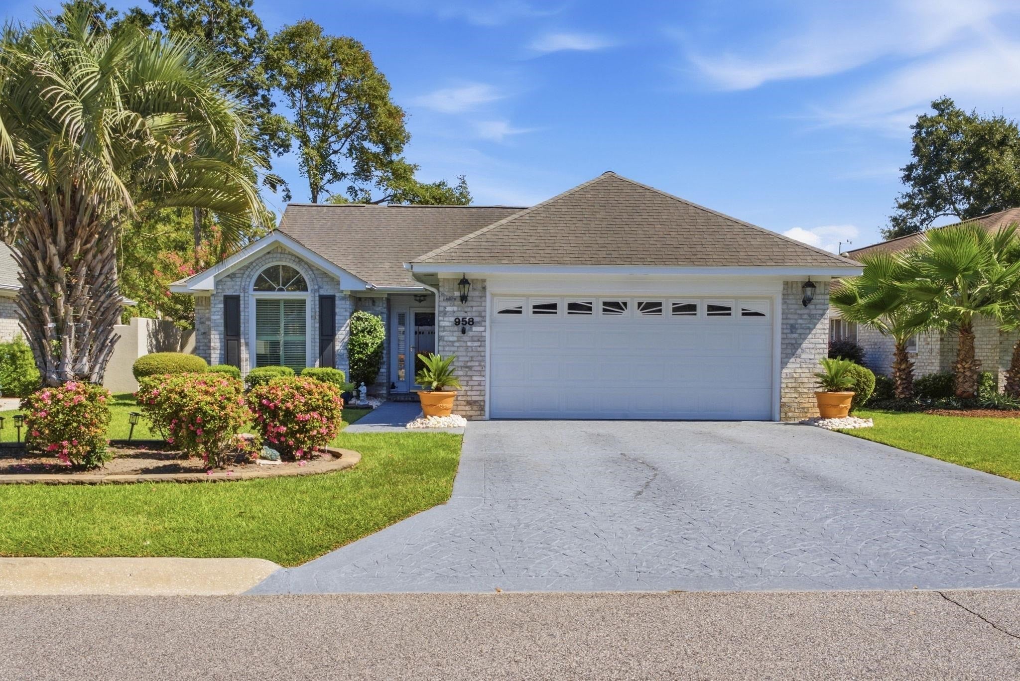 958 Courtyard Dr.