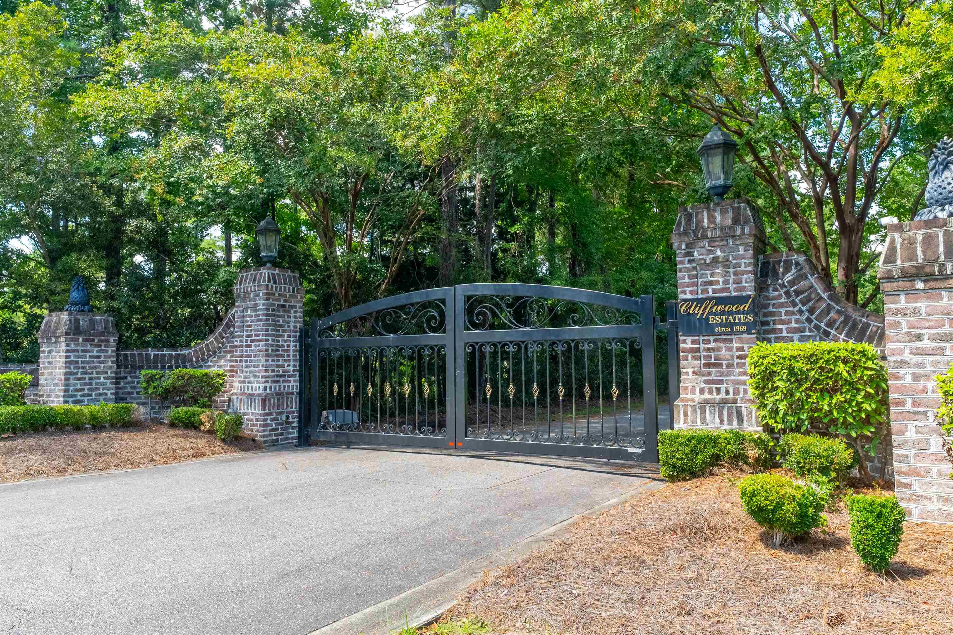 1749 Cliffwood Dr.