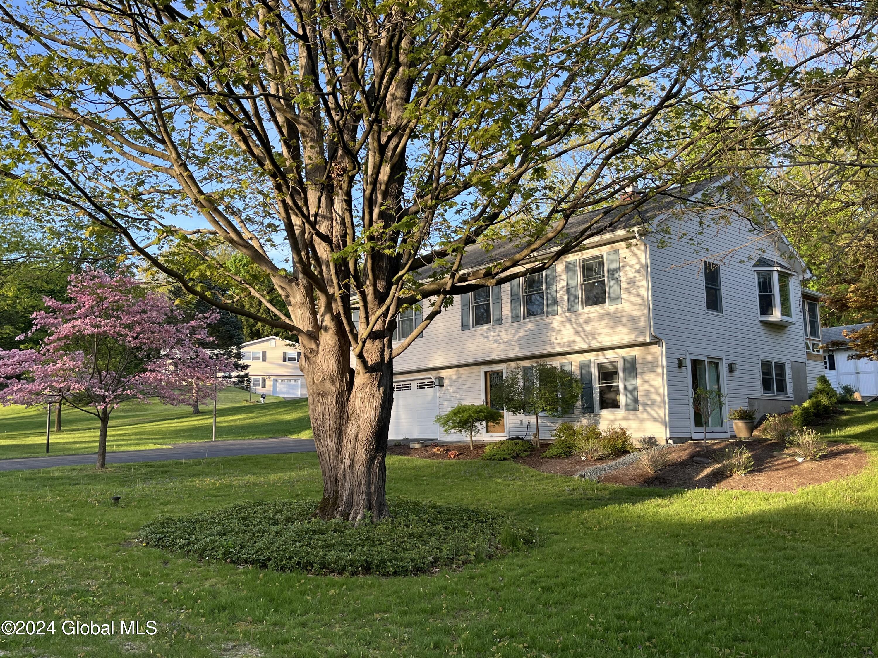 33 Oxford Circle, Troy, New York image 2