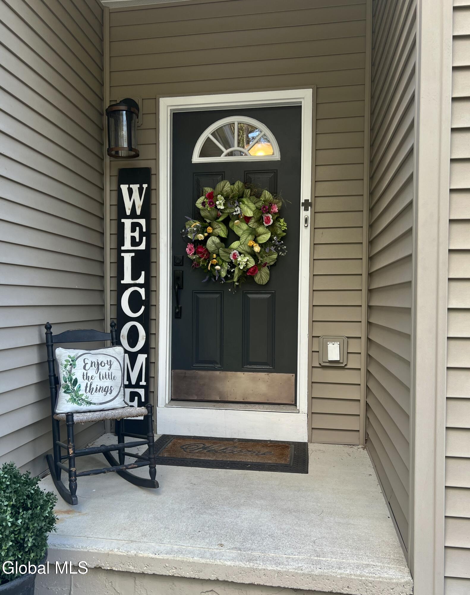 207 E Sunnyside
