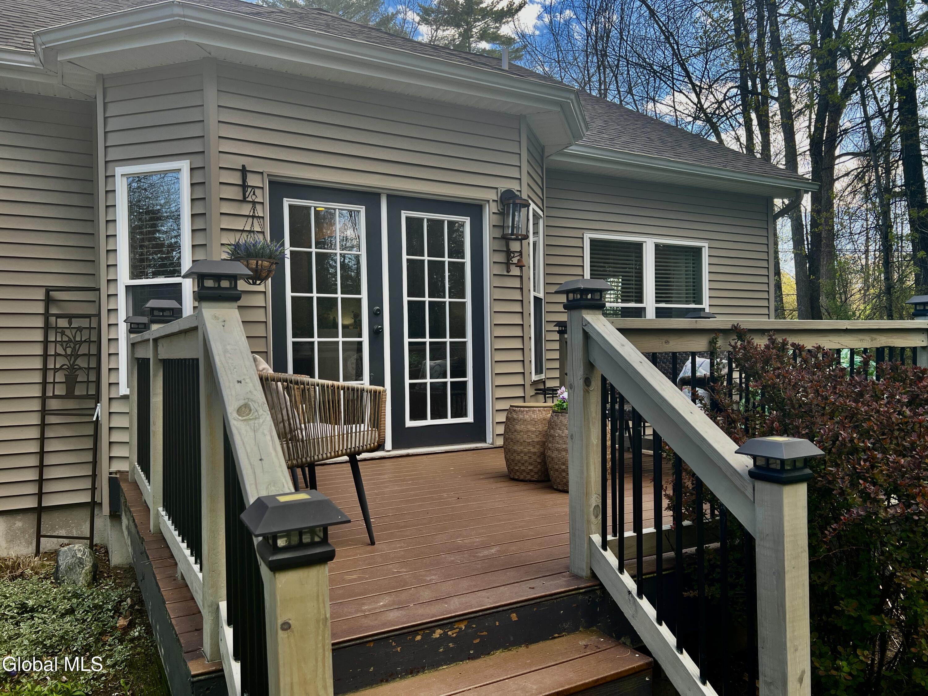 207 E Sunnyside