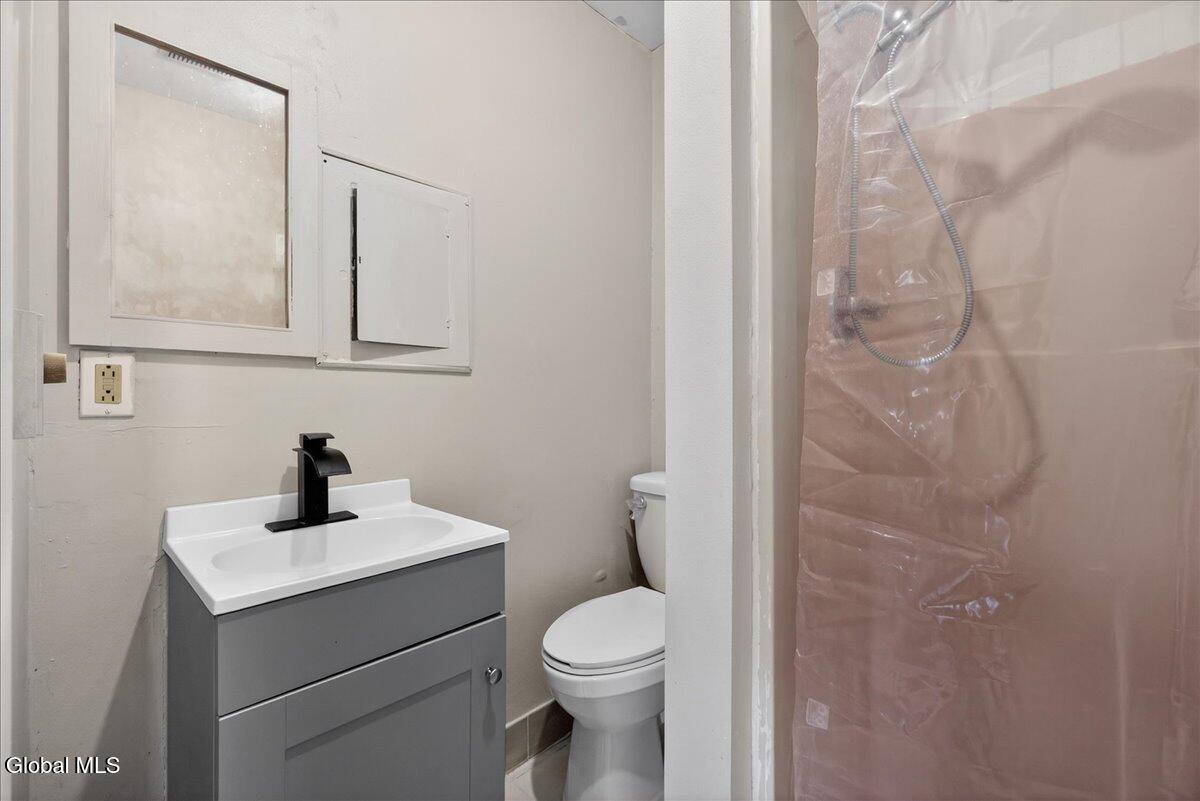 Watervliet, New York 12189, United States, 4 Bedrooms Bedrooms, ,3 BathroomsBathrooms,Residential,Active,256403