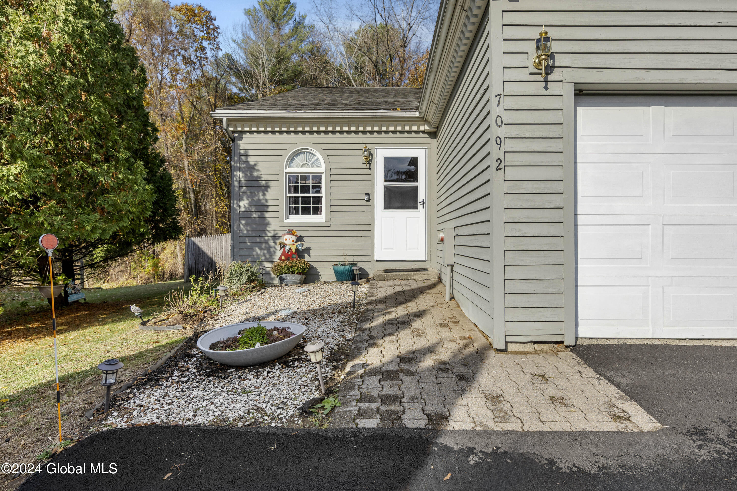 7092 Suzanne Lane, Schenectady, New York image 3