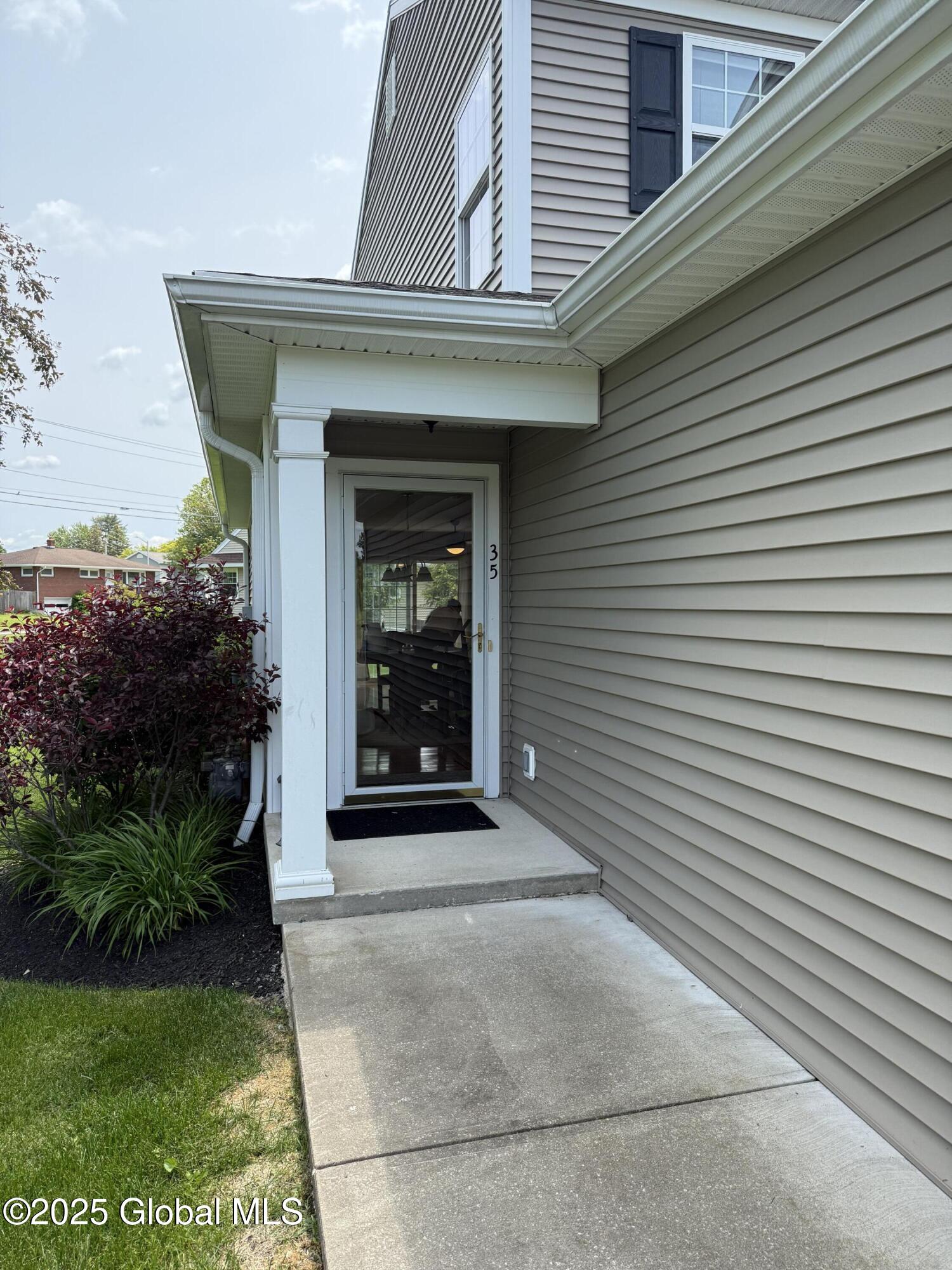 35 Governor Circle, Albany, New York image 2