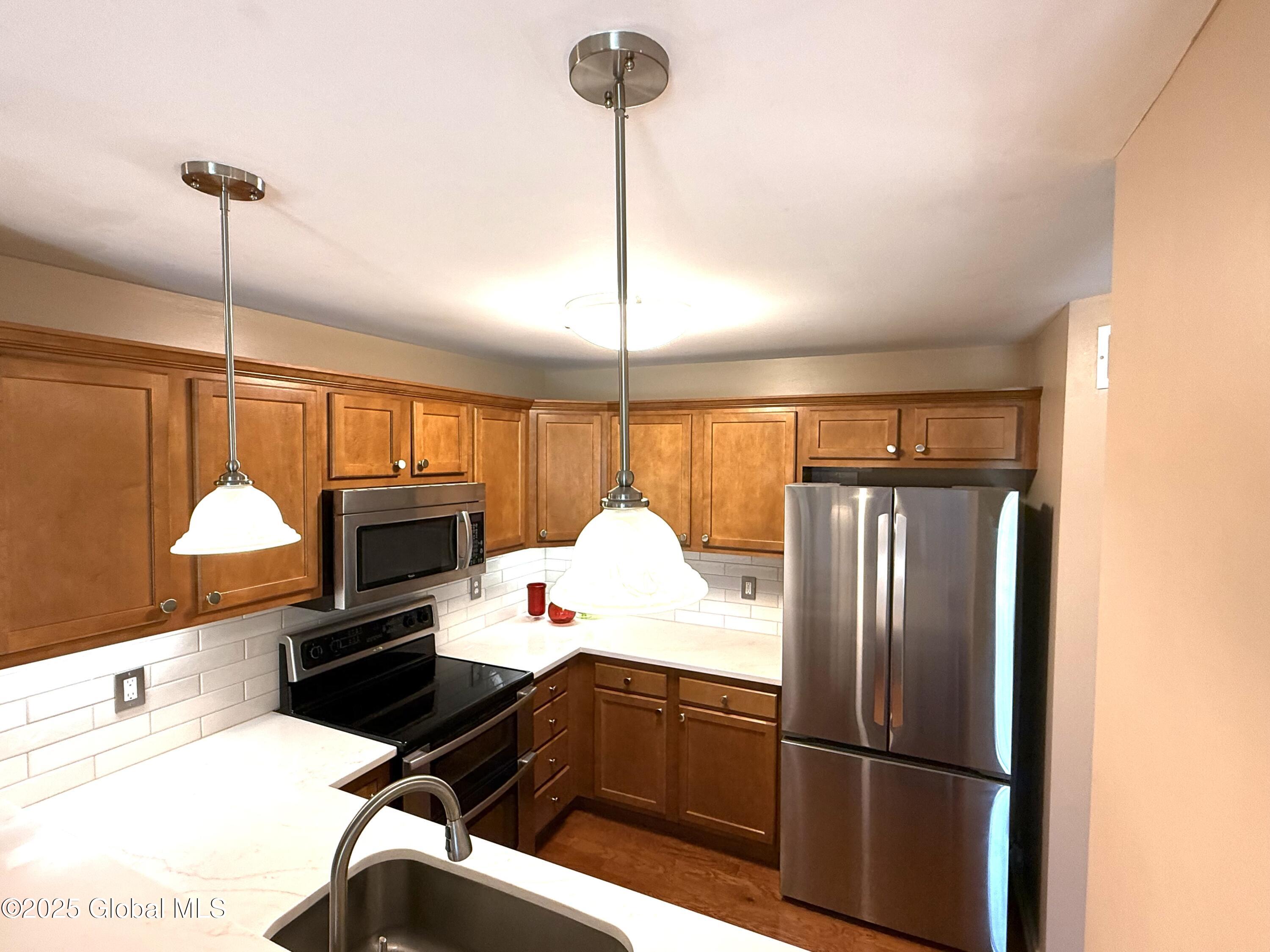 35 Governor Circle, Albany, New York image 10