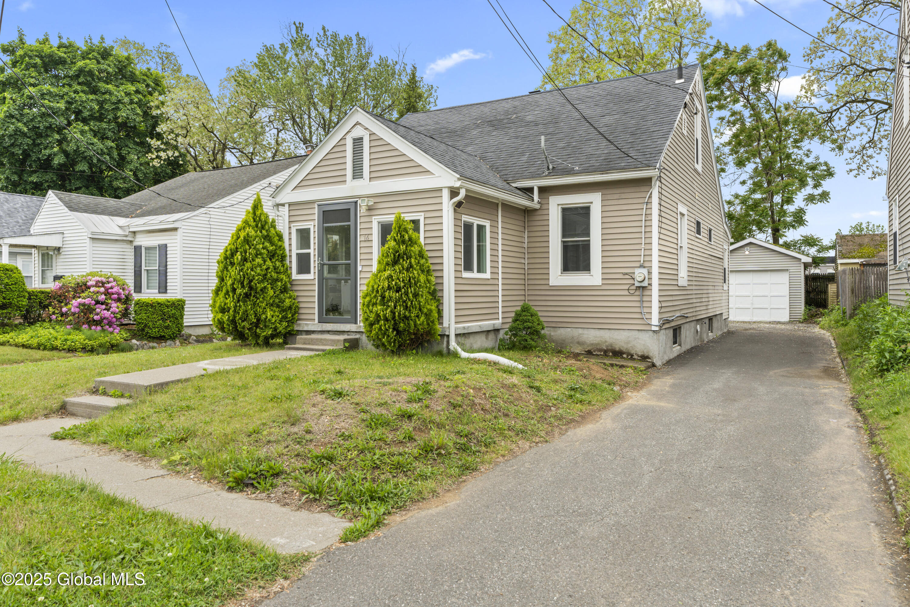14 Woodside Avenue, Colonie, New York image 2