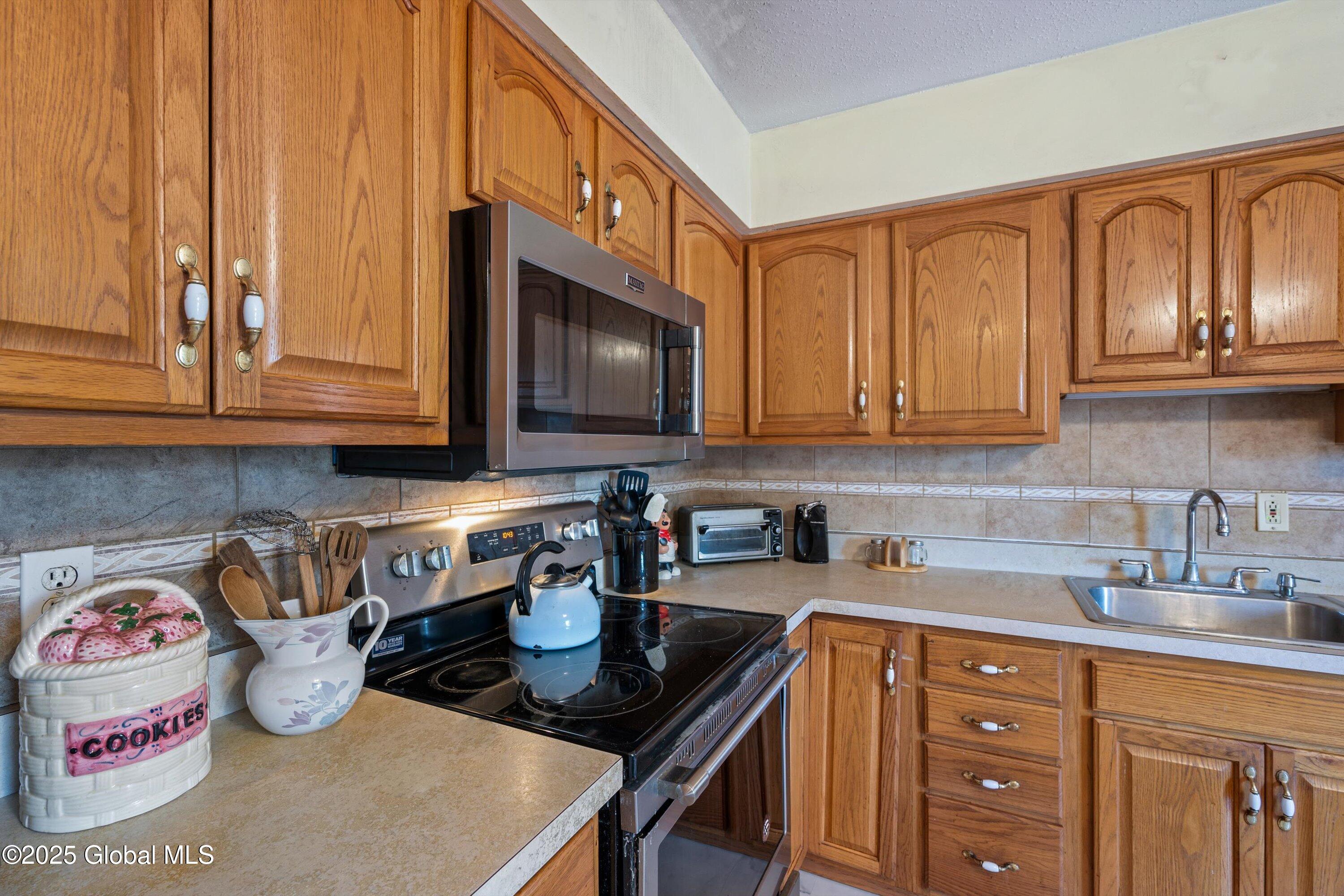 16 Linton Avenue, Colonie, New York image 12