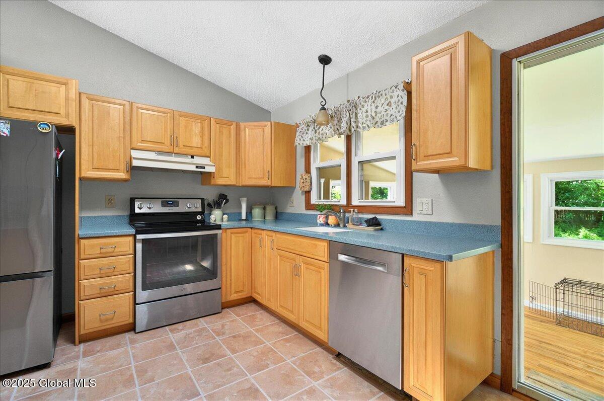 72 Algonquin Road, Clifton Park, New York image 12