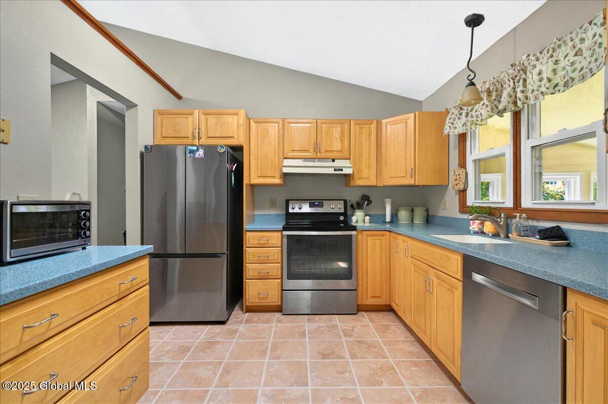 72 Algonquin Road, Clifton Park, New York image 13