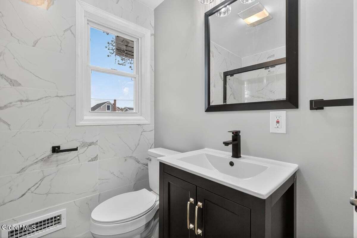 Rotterdam, New York 12306, United States, 3 Bedrooms Bedrooms, ,2 BathroomsBathrooms,Residential,Active,241377