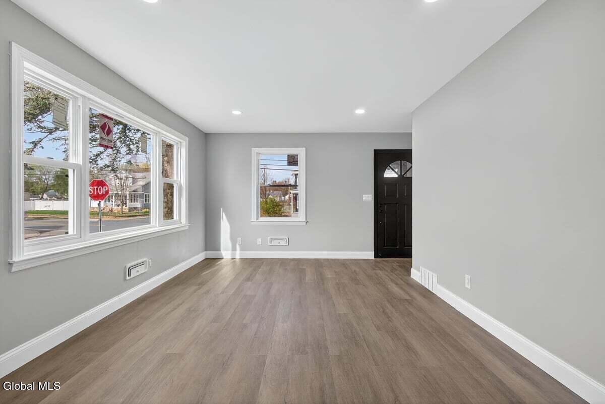 Rotterdam, New York 12306, United States, 3 Bedrooms Bedrooms, ,2 BathroomsBathrooms,Residential,Active,241377