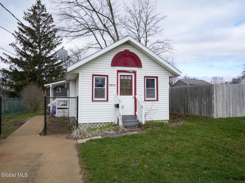 Photo of 2073 Amsterdam Avenue, Rotterdam, NY 12303 (MLS # 202614837)