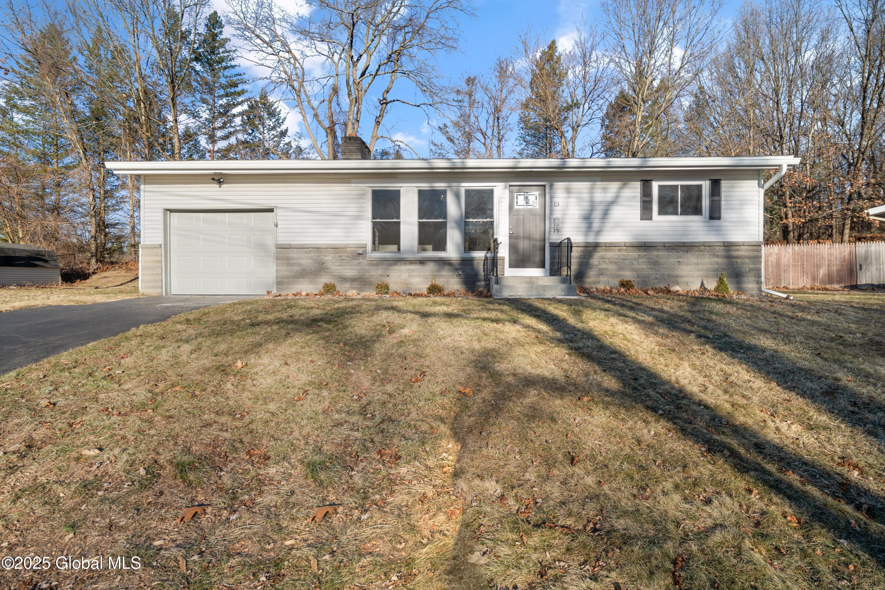 13 Gadsen Court, Colonie, New York image 1