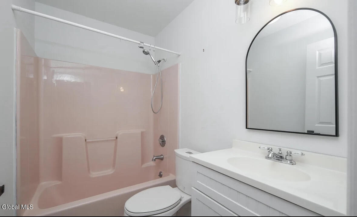 Greenfield Center, New York 12833, United States, 3 Bedrooms Bedrooms, ,2 BathroomsBathrooms,Residential,Pending,202886