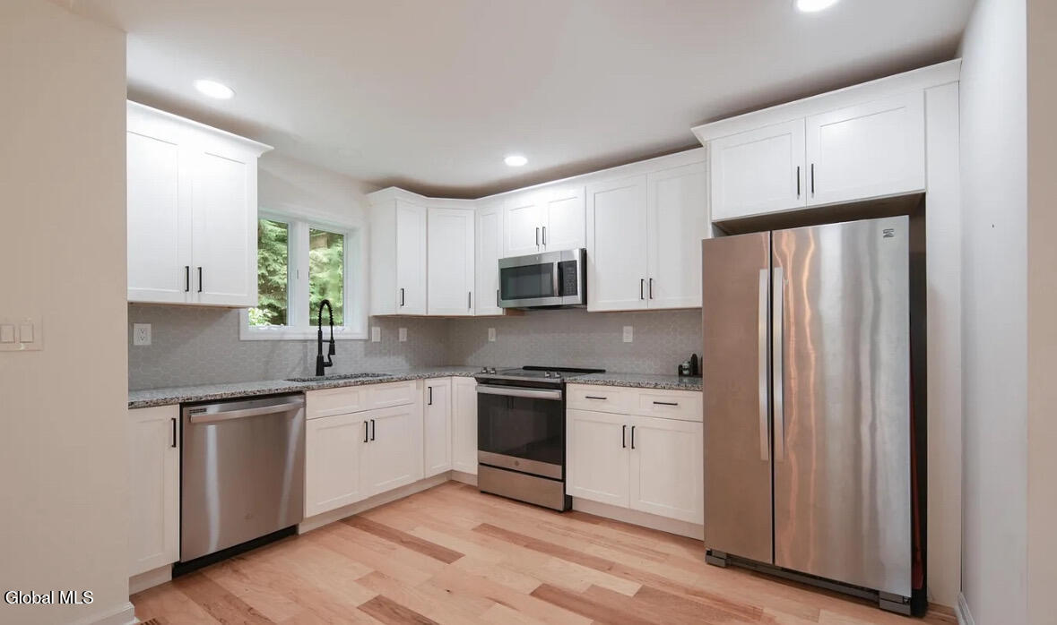 Greenfield Center, New York 12833, United States, 3 Bedrooms Bedrooms, ,2 BathroomsBathrooms,Residential,Pending,202886