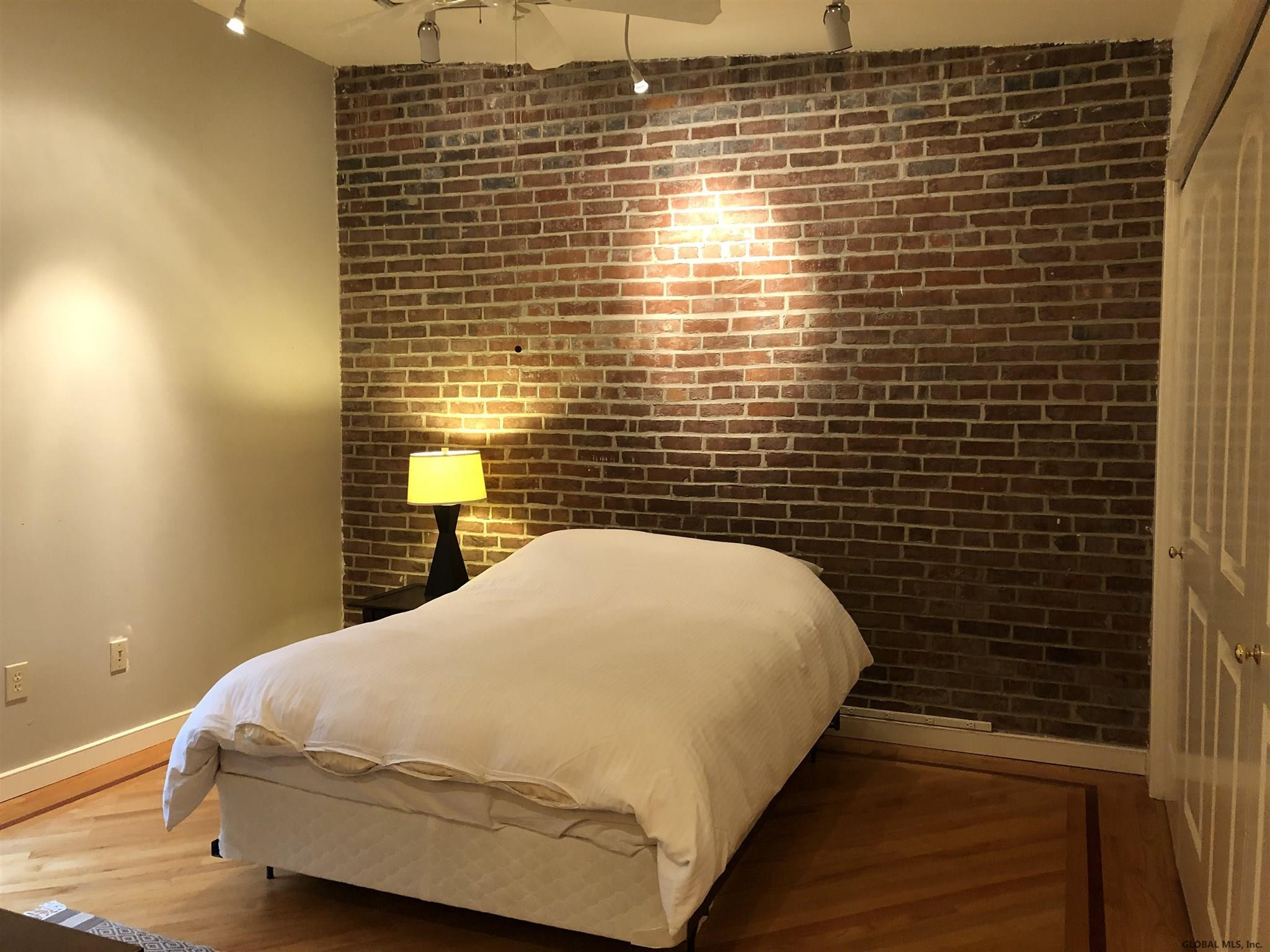 Troy, New York 12180, United States, ,1 BathroomBathrooms,Residential,Pending,124221