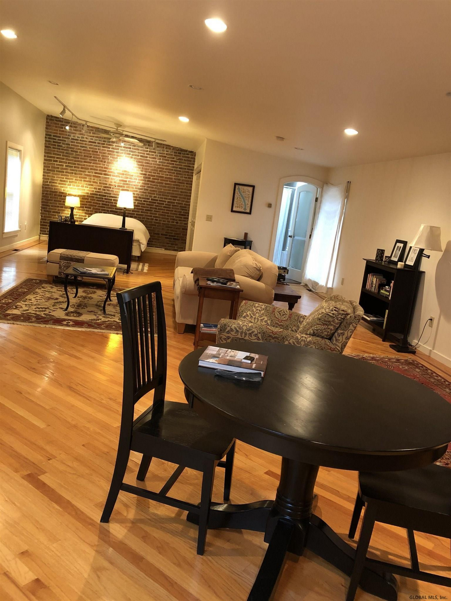 Troy, New York 12180, United States, ,1 BathroomBathrooms,Residential,Pending,124221