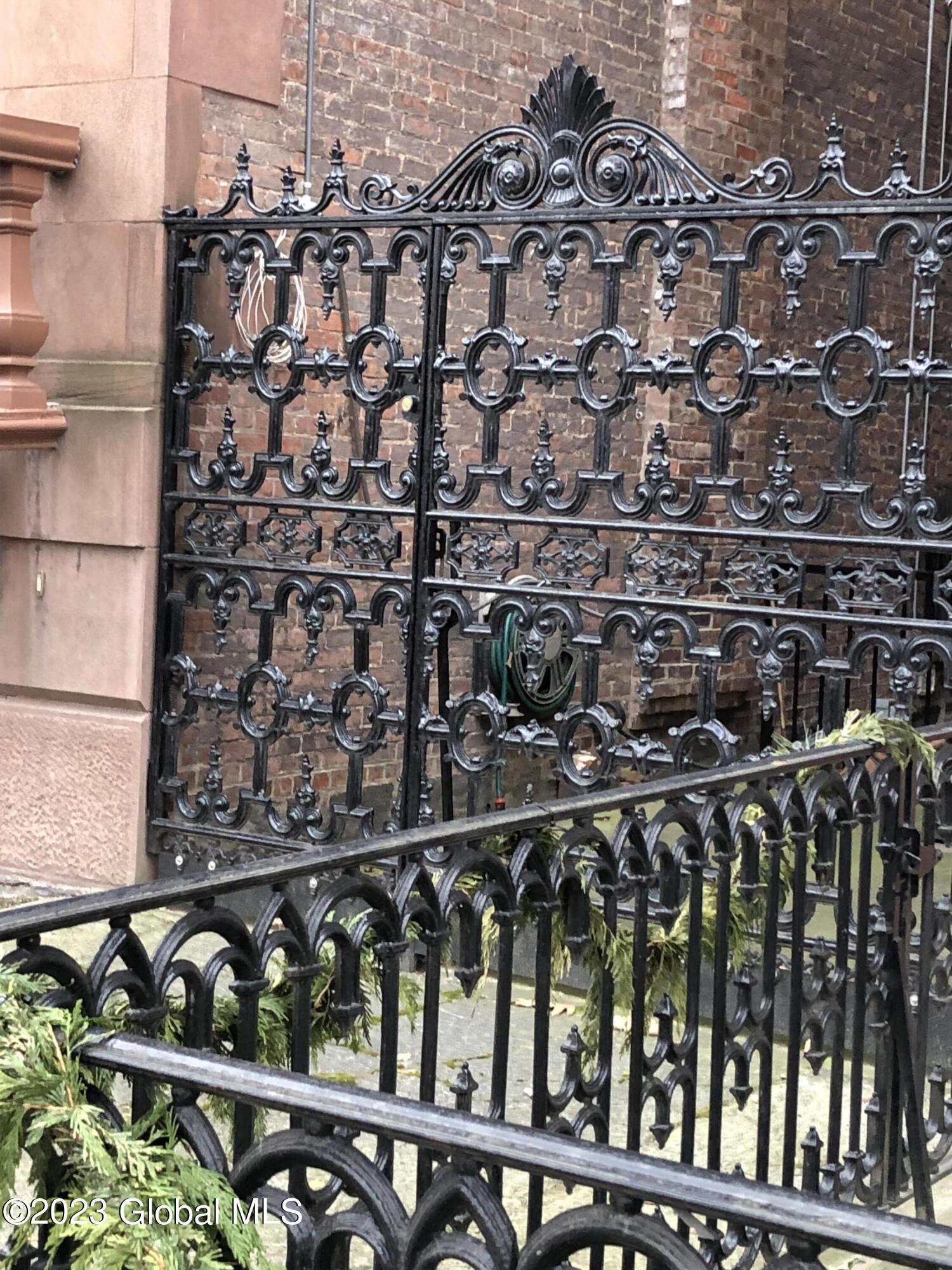 Troy, New York 12180, United States, ,1 BathroomBathrooms,Residential,Pending,124221