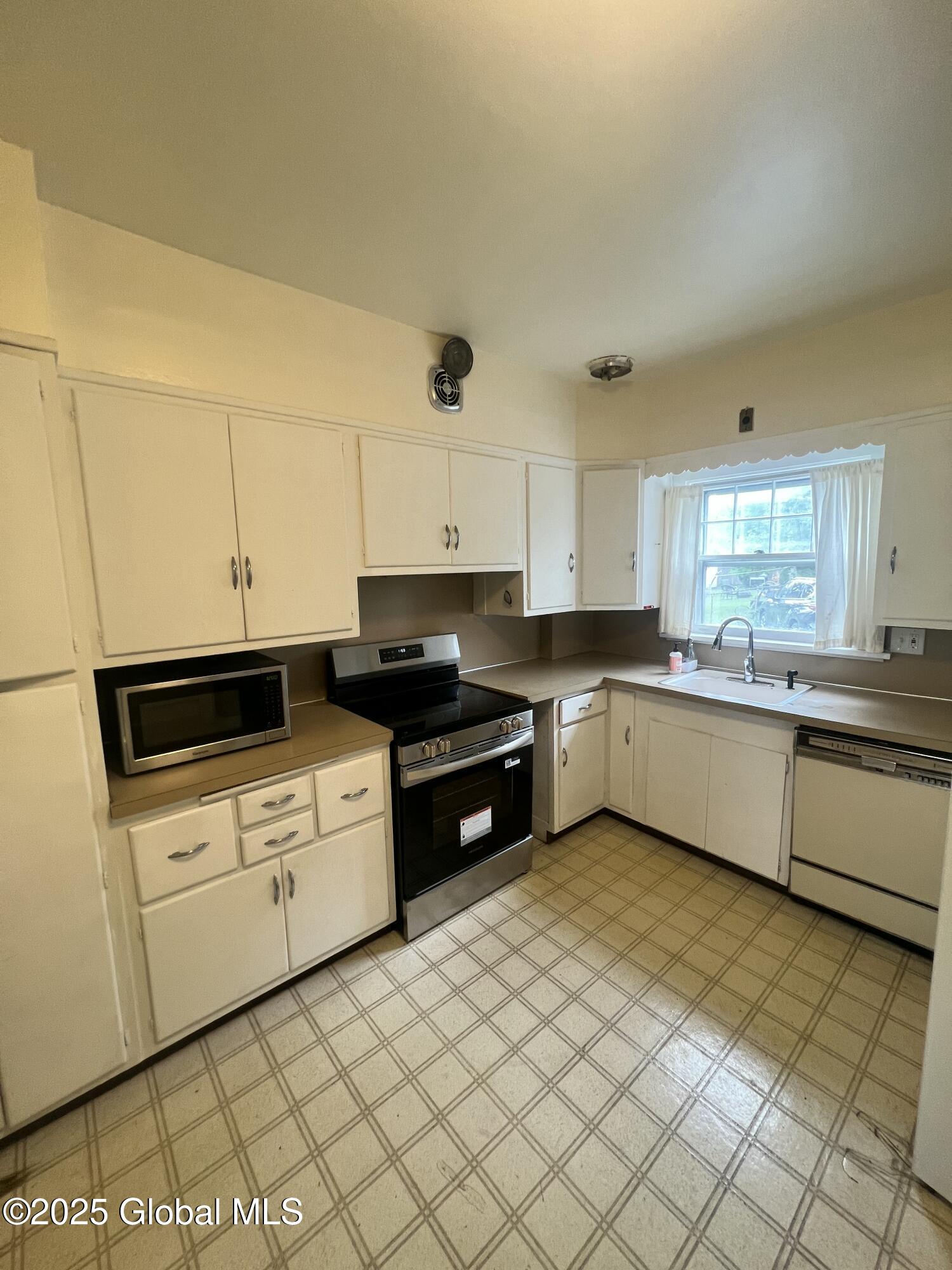 194 S Main Avenue, Albany, New York image 10
