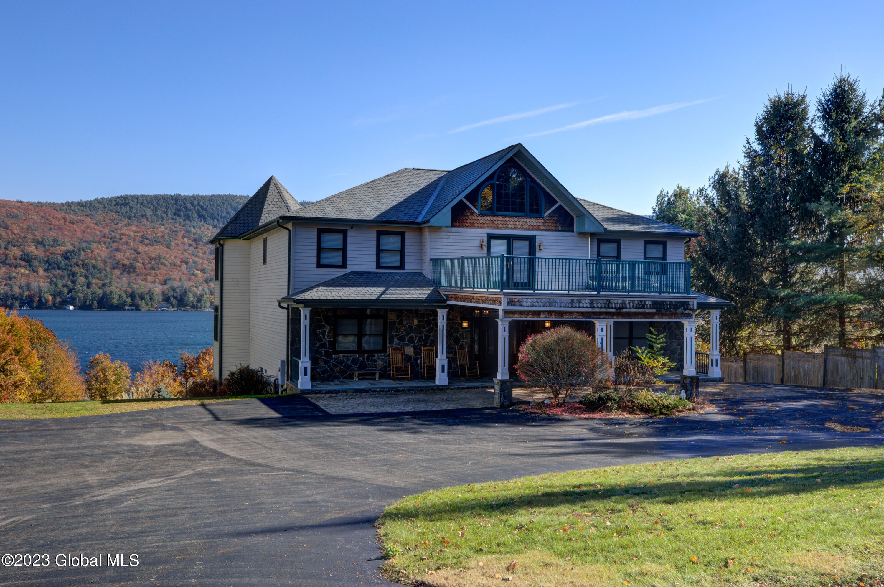 2992 Lakeshore Drive