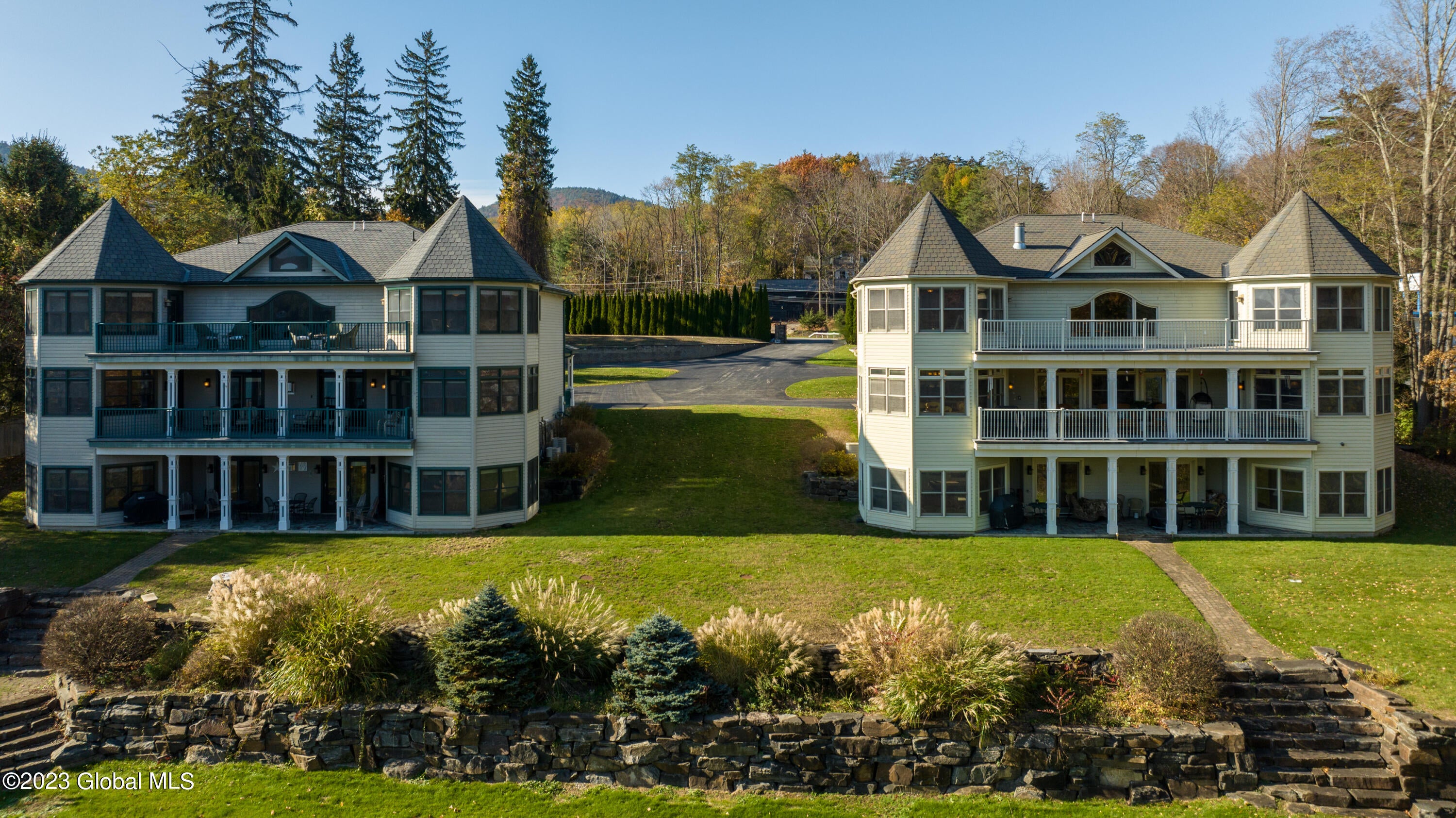 2992 Lakeshore Drive
