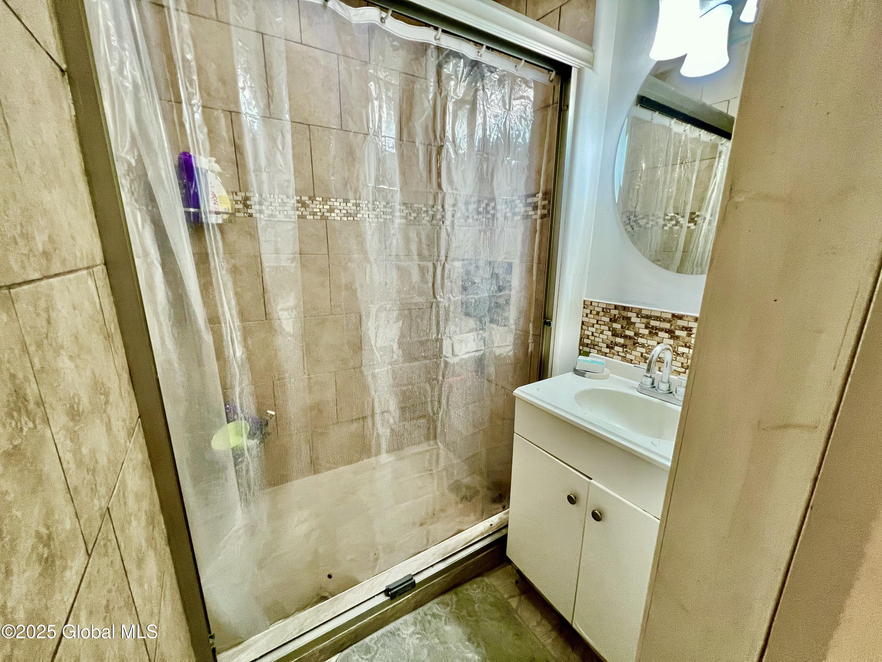 Schenectady, New York 12303, United States, 4 Bedrooms Bedrooms, ,3 BathroomsBathrooms,Residential,Pending,152810