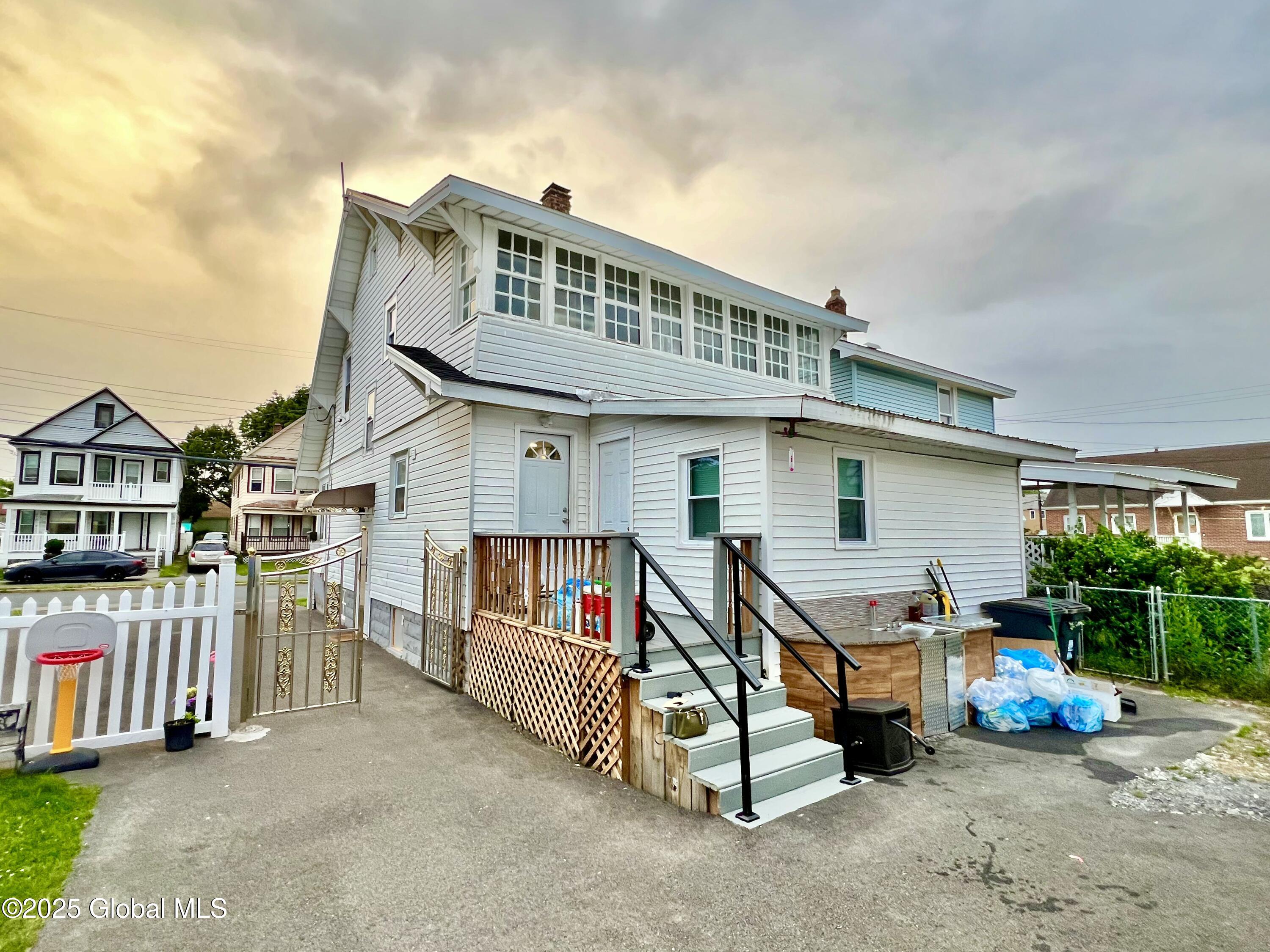 Schenectady, New York 12303, United States, 4 Bedrooms Bedrooms, ,3 BathroomsBathrooms,Residential,Pending,152810