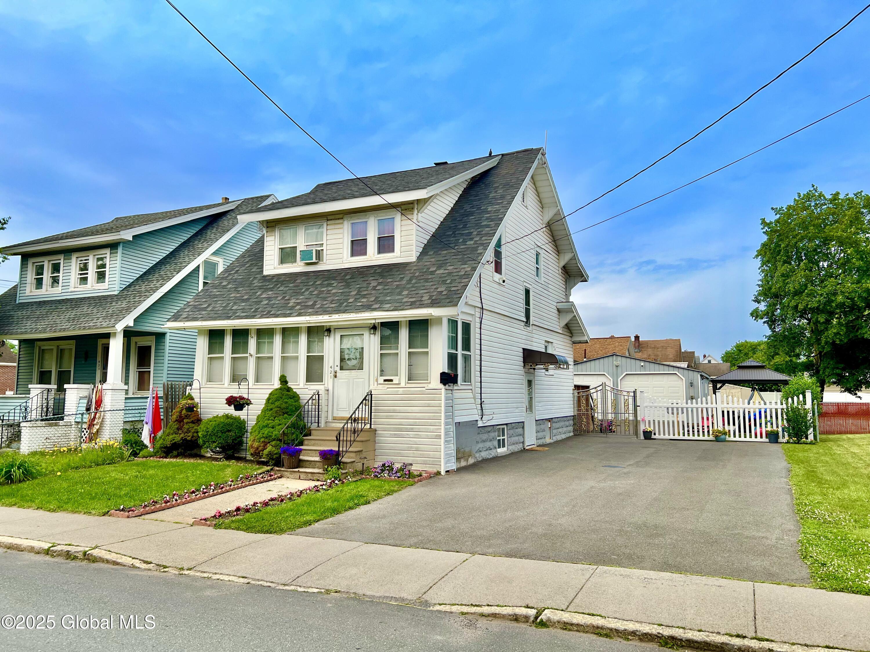 Schenectady, New York 12303, United States, 4 Bedrooms Bedrooms, ,3 BathroomsBathrooms,Residential,Pending,152810