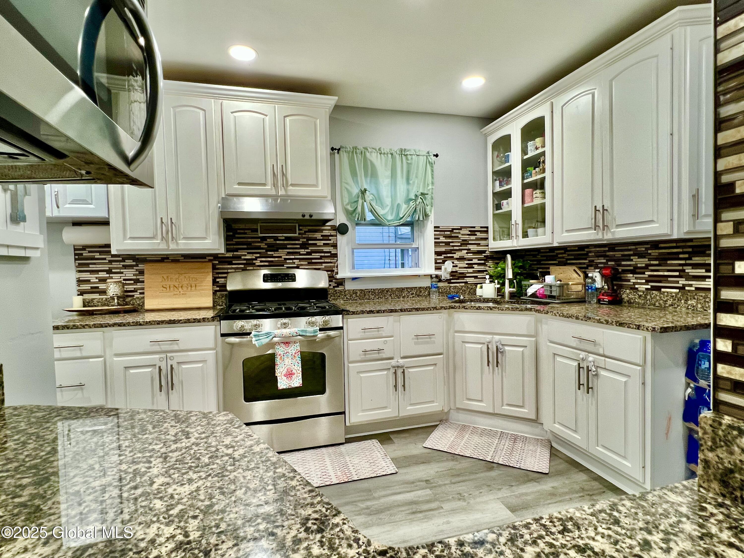 Schenectady, New York 12303, United States, 4 Bedrooms Bedrooms, ,3 BathroomsBathrooms,Residential,Pending,152810