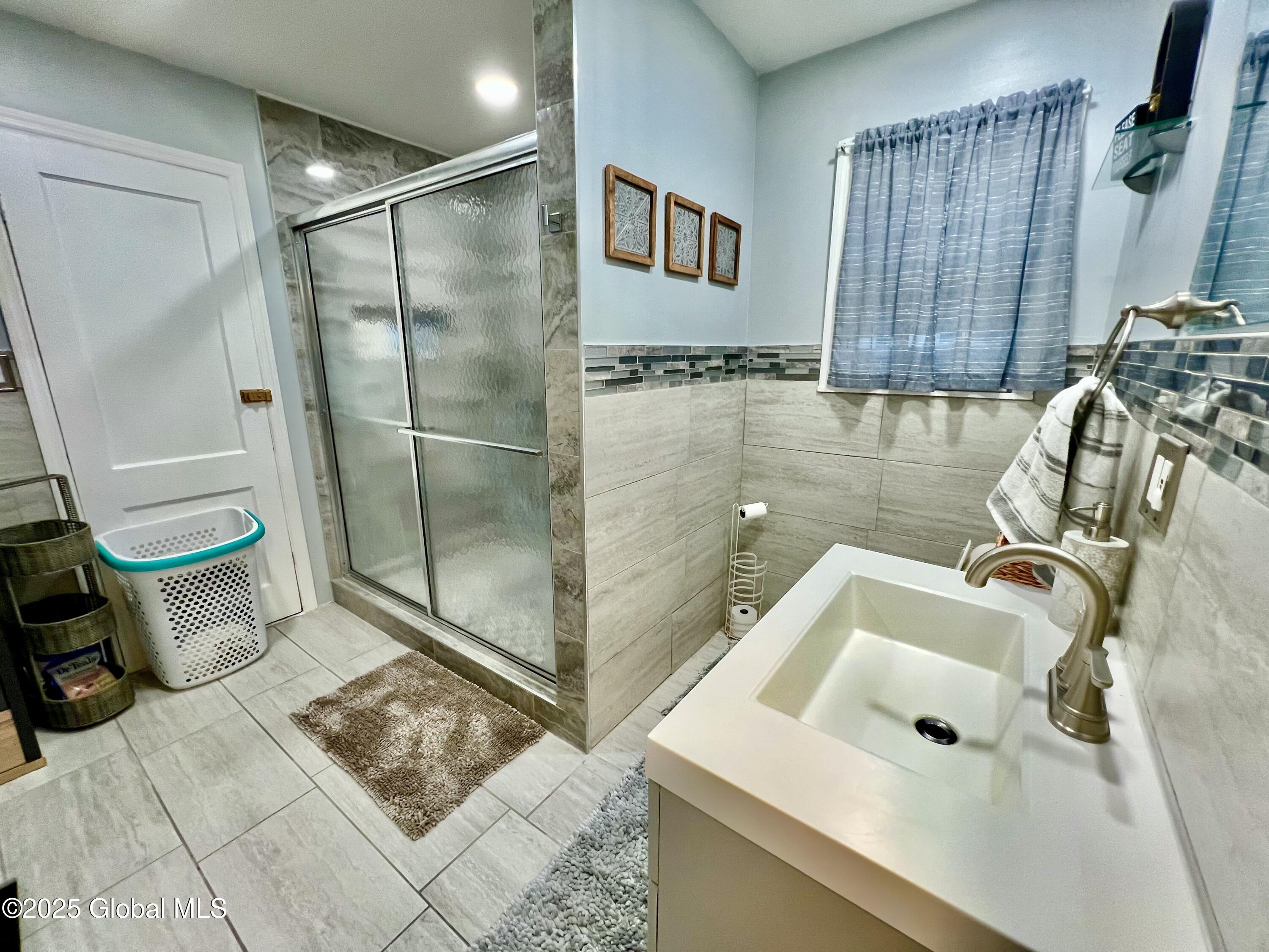 Schenectady, New York 12303, United States, 4 Bedrooms Bedrooms, ,3 BathroomsBathrooms,Residential,Pending,152810