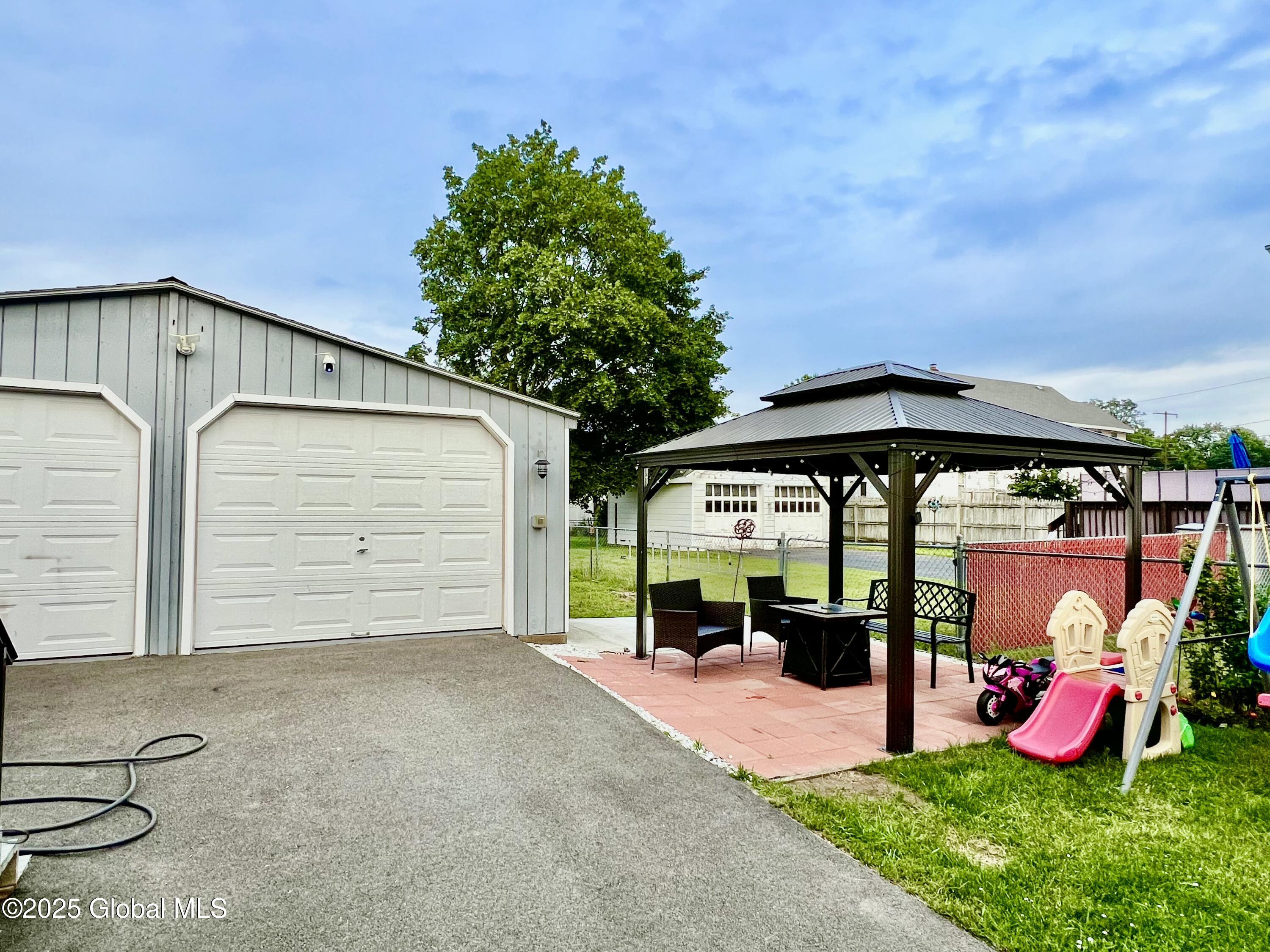 Schenectady, New York 12303, United States, 4 Bedrooms Bedrooms, ,3 BathroomsBathrooms,Residential,Pending,152810