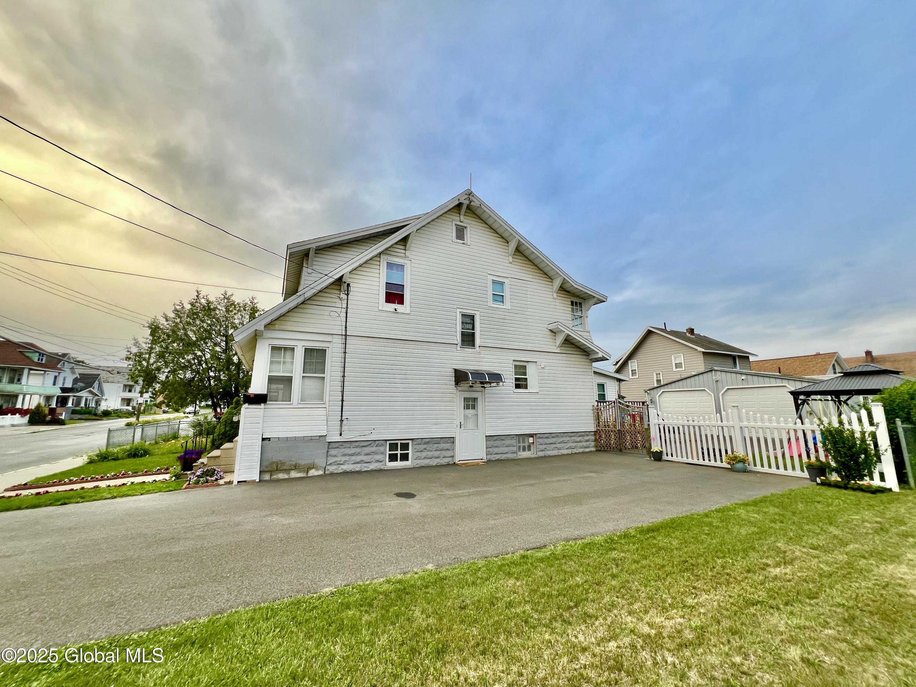 Schenectady, New York 12303, United States, 4 Bedrooms Bedrooms, ,3 BathroomsBathrooms,Residential,Pending,152810