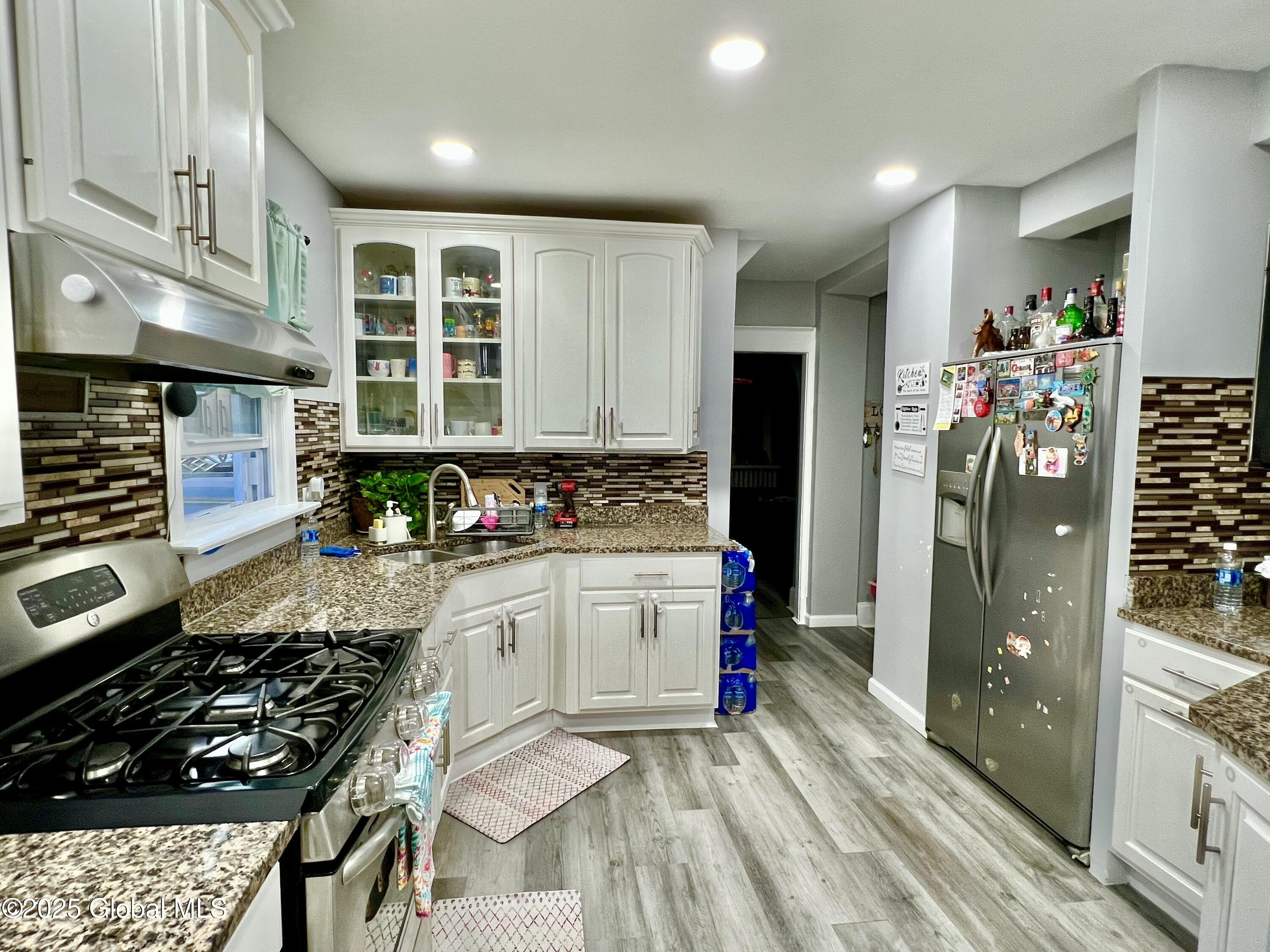 Schenectady, New York 12303, United States, 4 Bedrooms Bedrooms, ,3 BathroomsBathrooms,Residential,Pending,152810