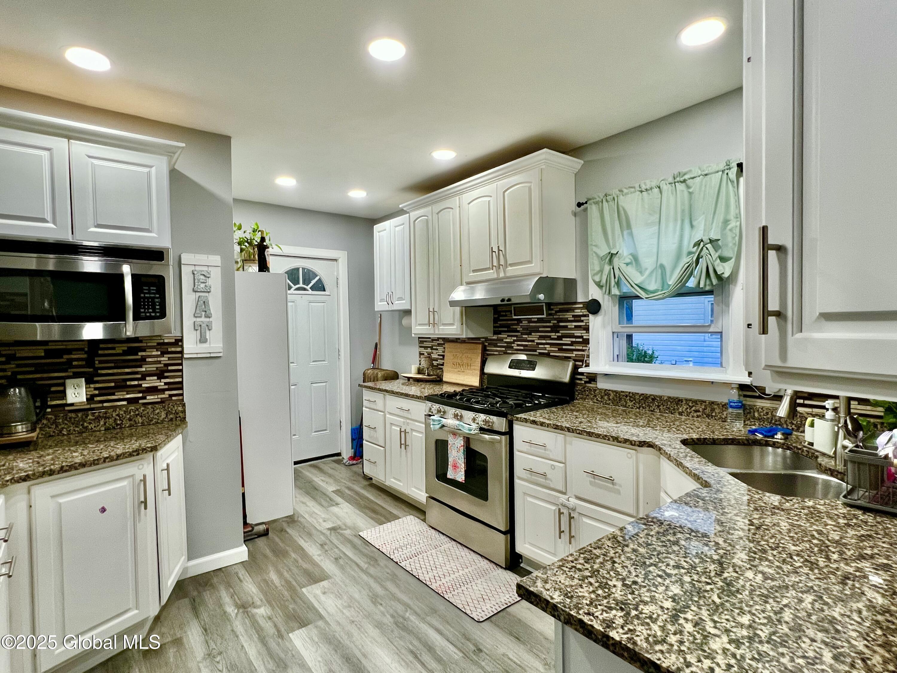 Schenectady, New York 12303, United States, 4 Bedrooms Bedrooms, ,3 BathroomsBathrooms,Residential,Pending,152810