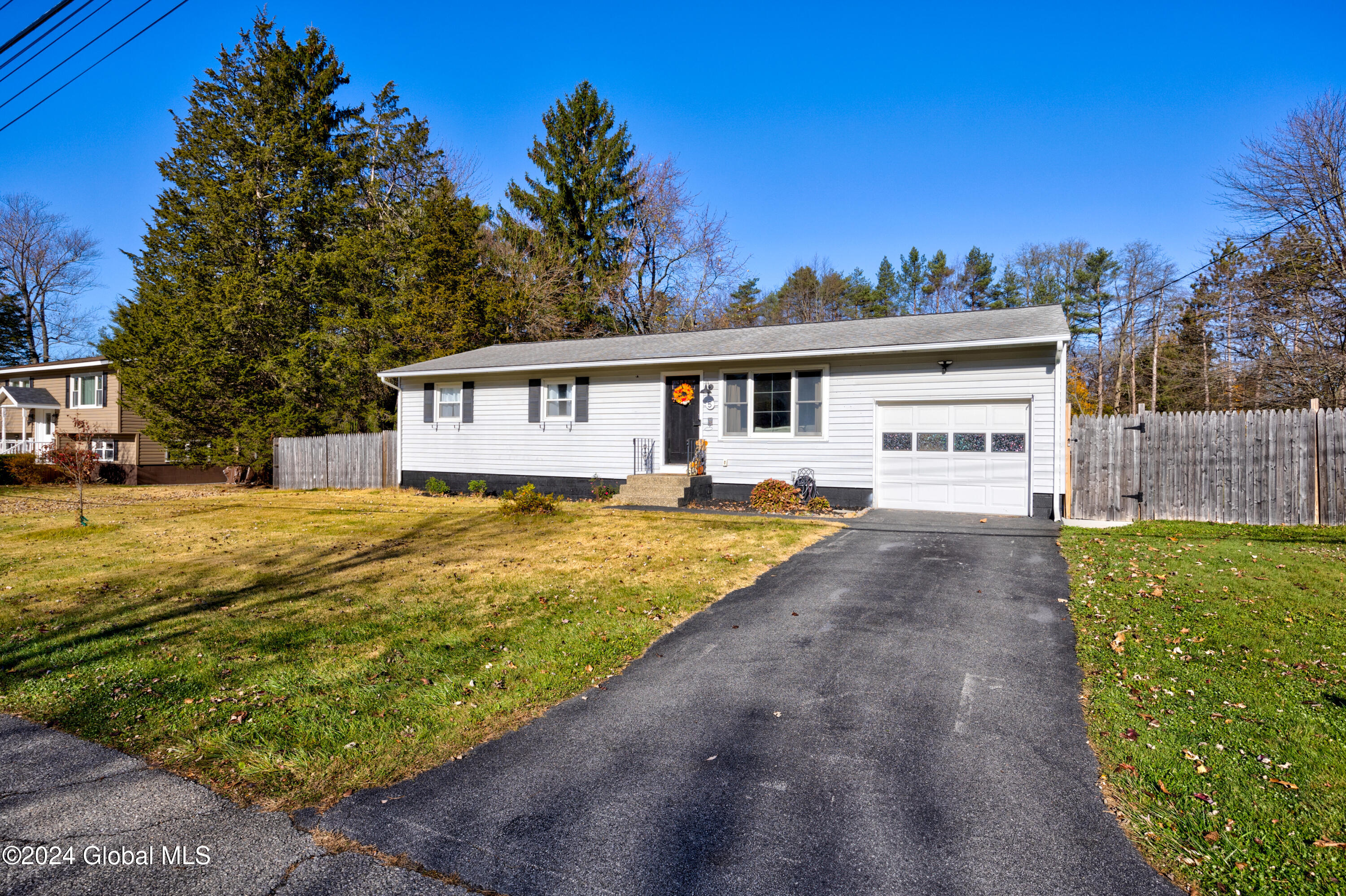 5 Sunflower Lane, Colonie, New York image 1