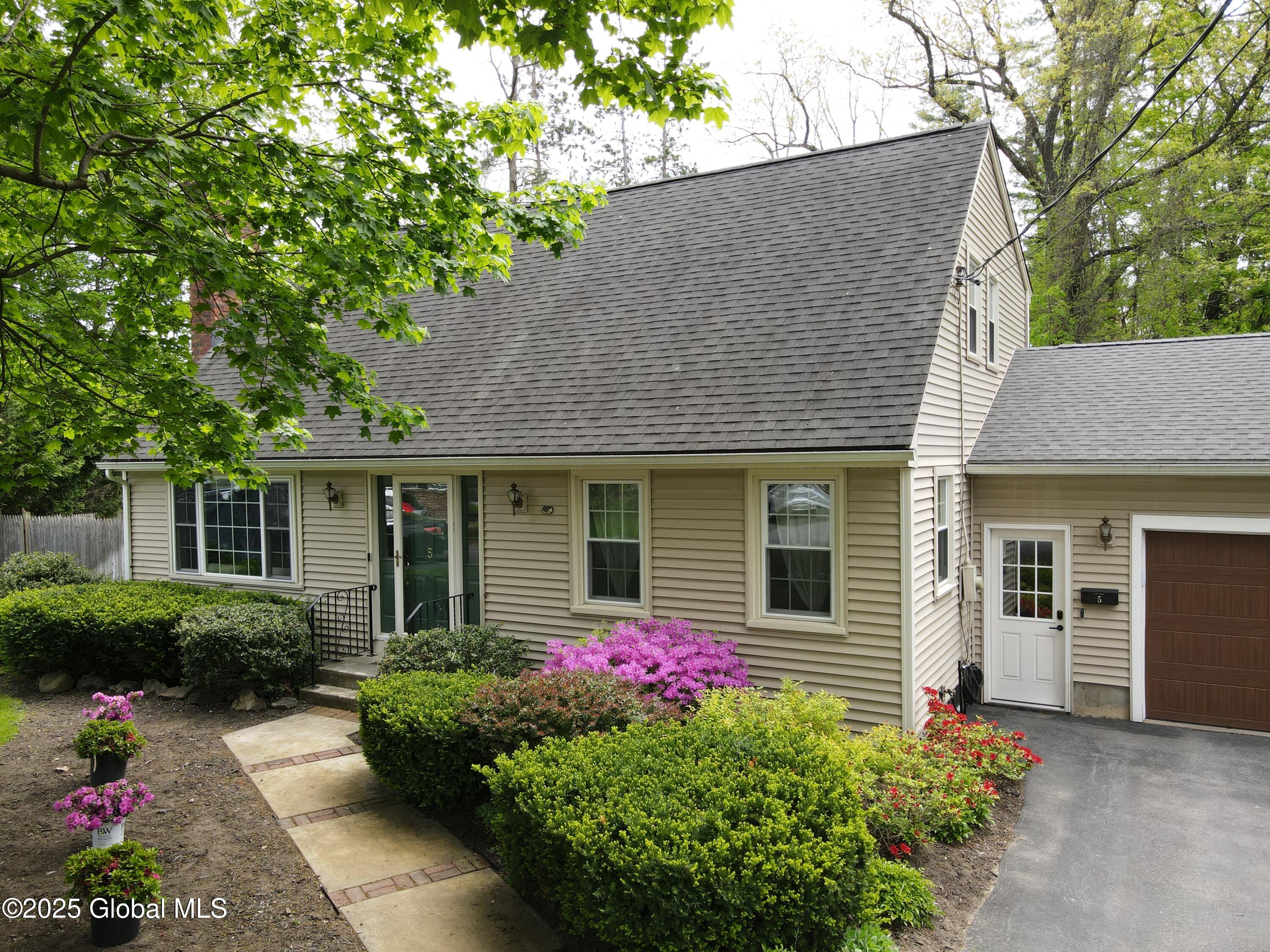 5 Moon Drive, Saratoga Springs, New York image 1