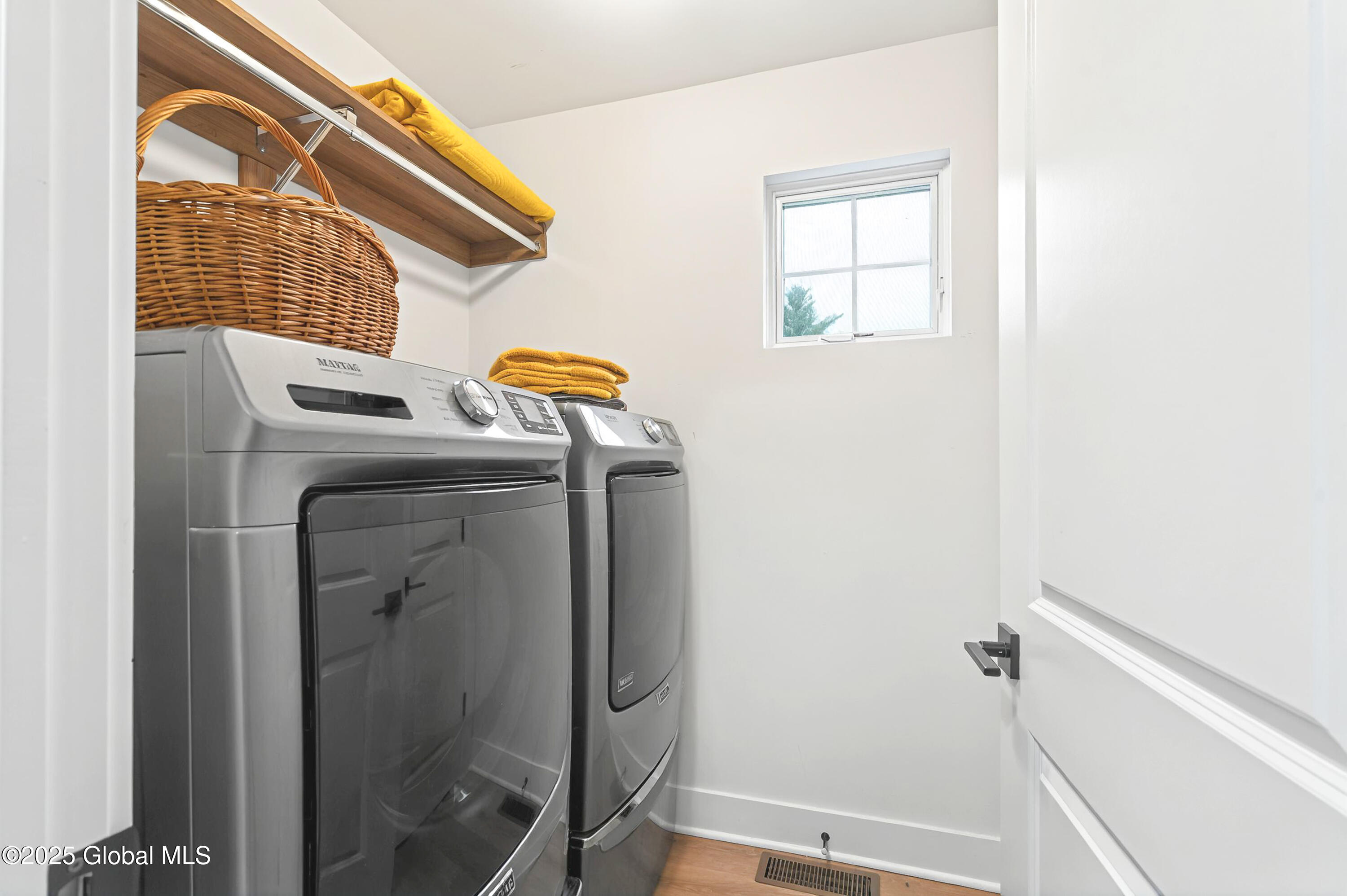 Saratoga Springs, New York 12866, United States, 2 Bedrooms Bedrooms, ,3 BathroomsBathrooms,Residential,Active,98866